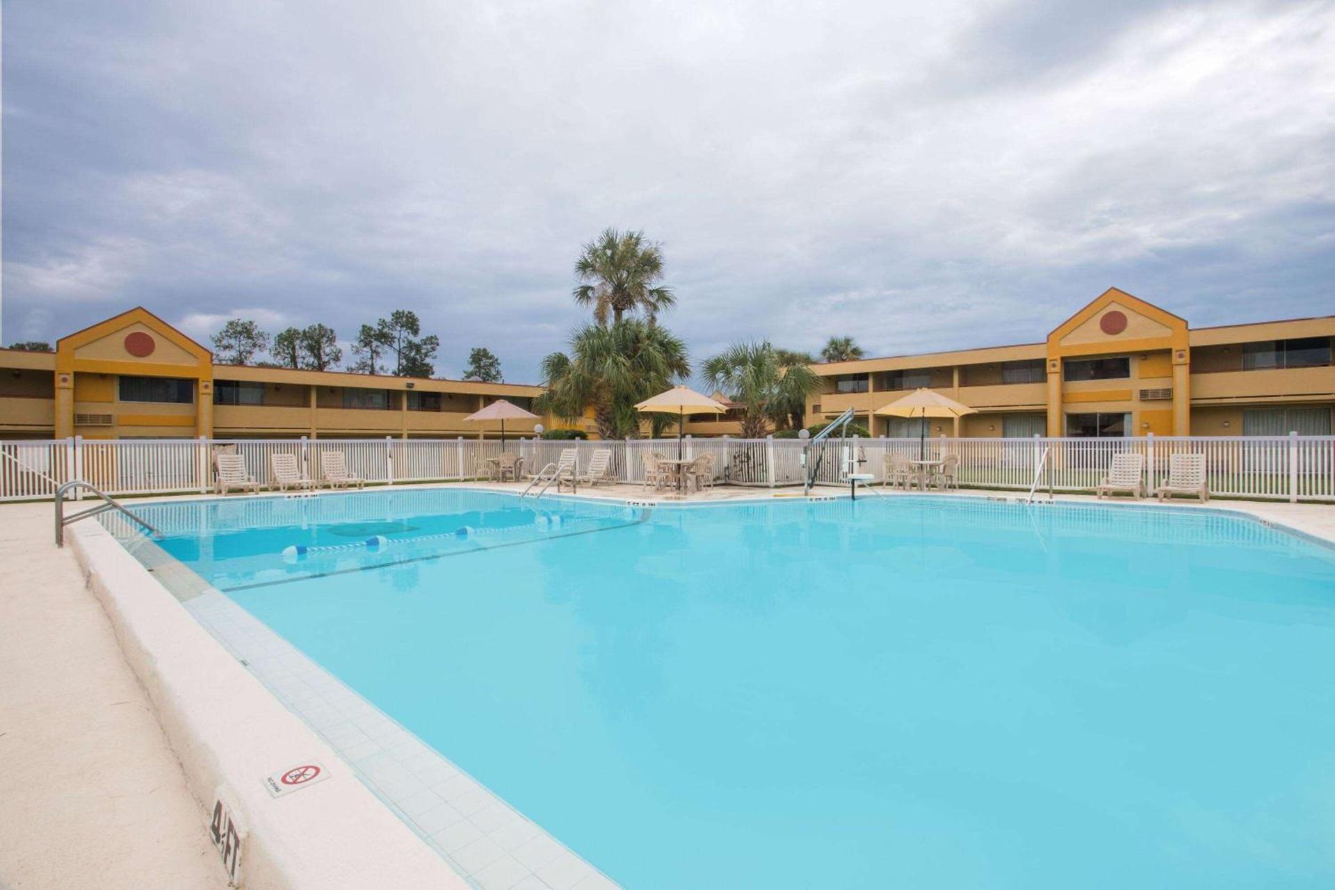 Days Inn by Wyndham Ocala North photo 6