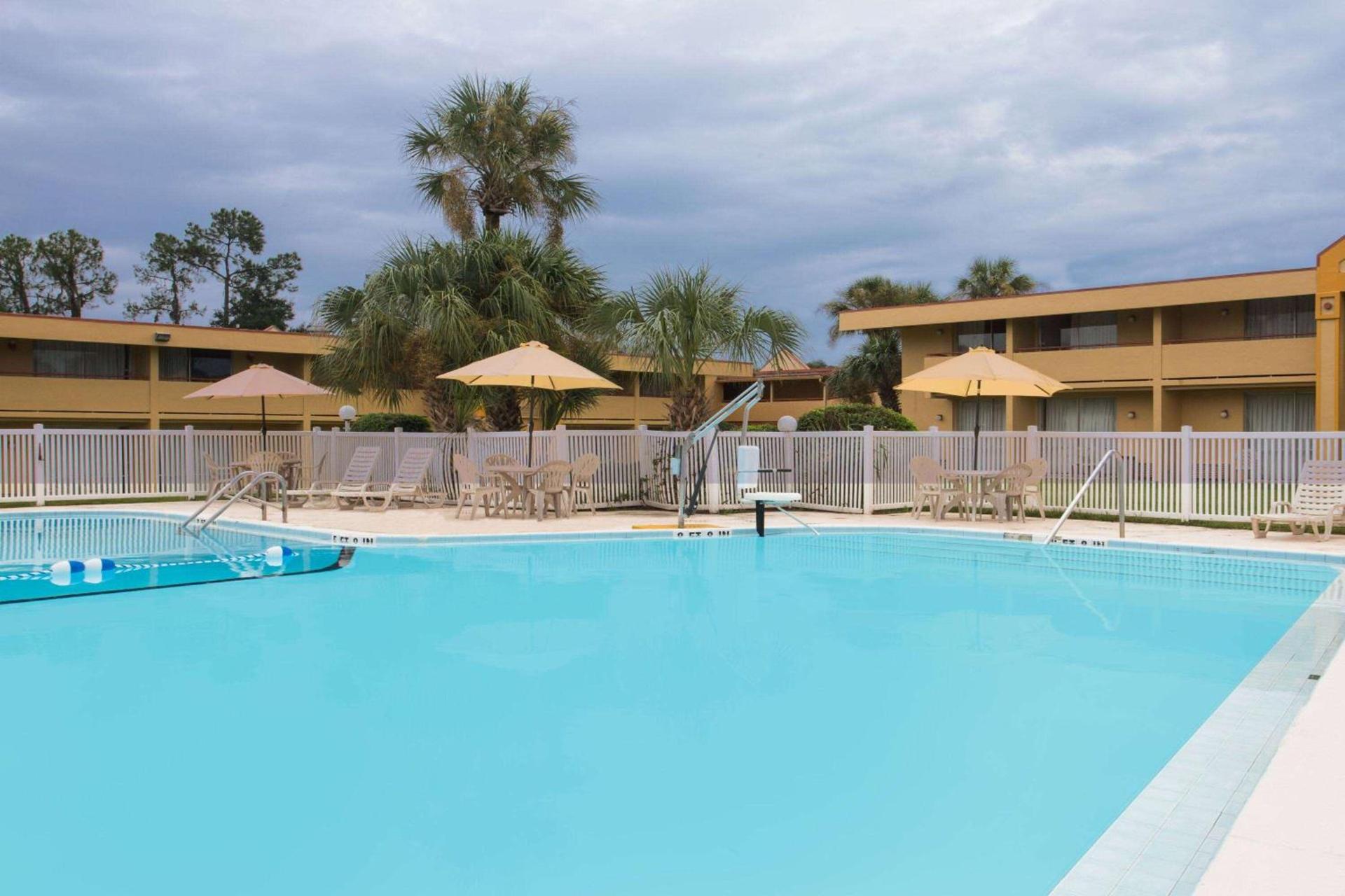 Days Inn by Wyndham Ocala North photo 7