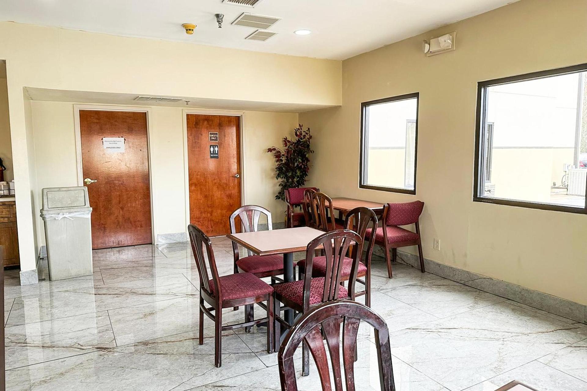 OYO Hotel Rome West GA photo 3