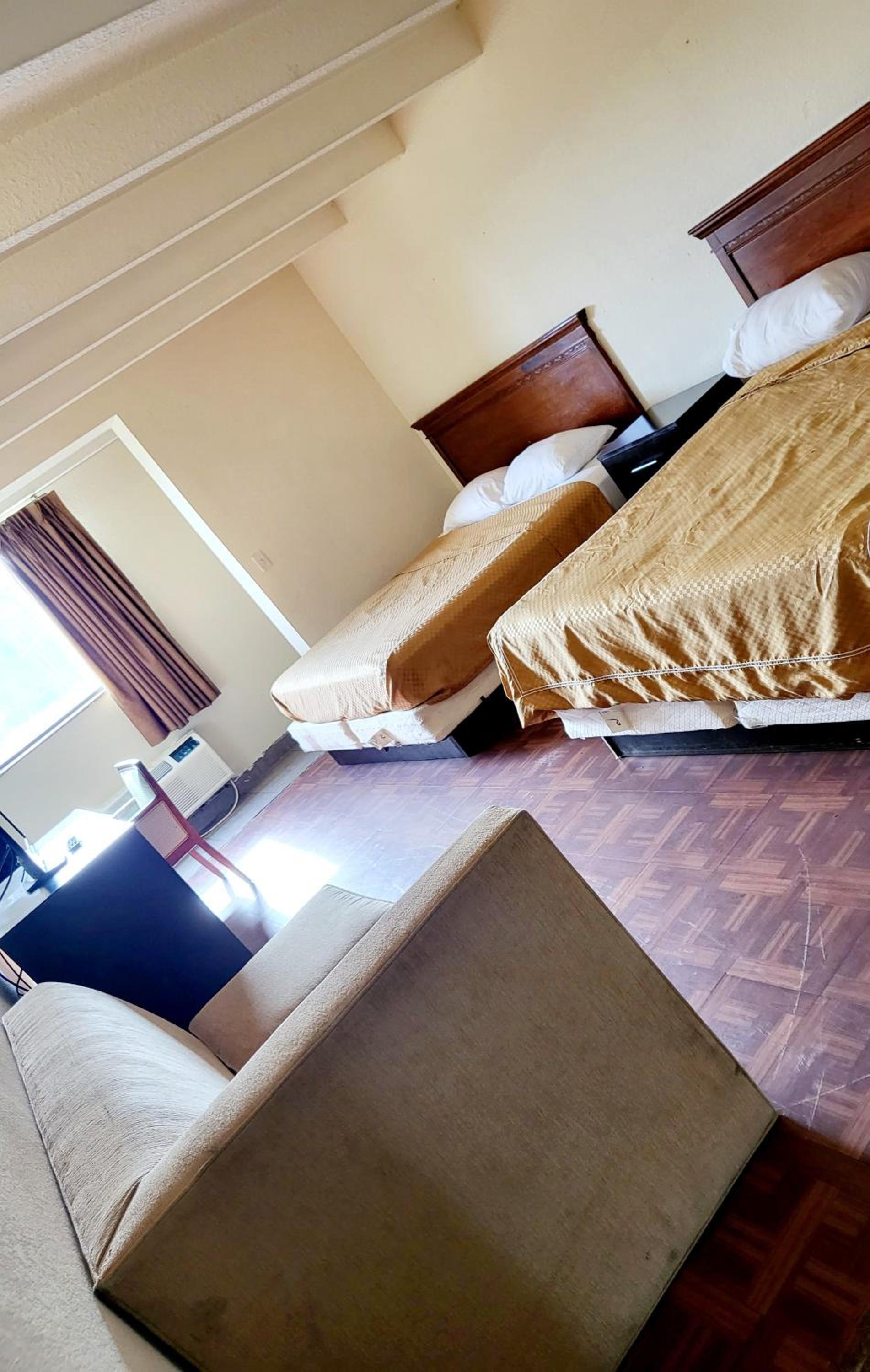 Metro Inn & Suites photo 9