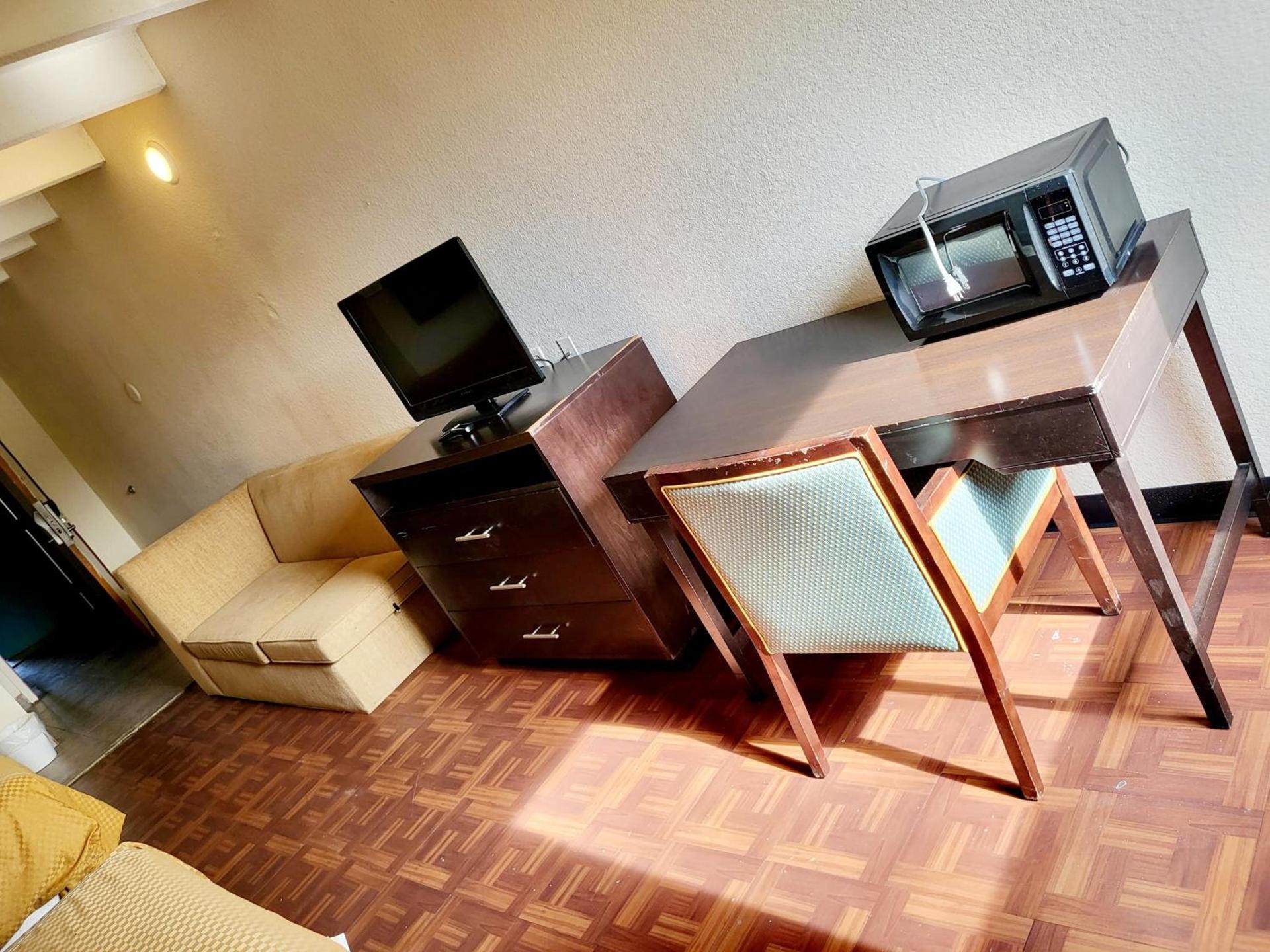 Metro Inn & Suites photo 10