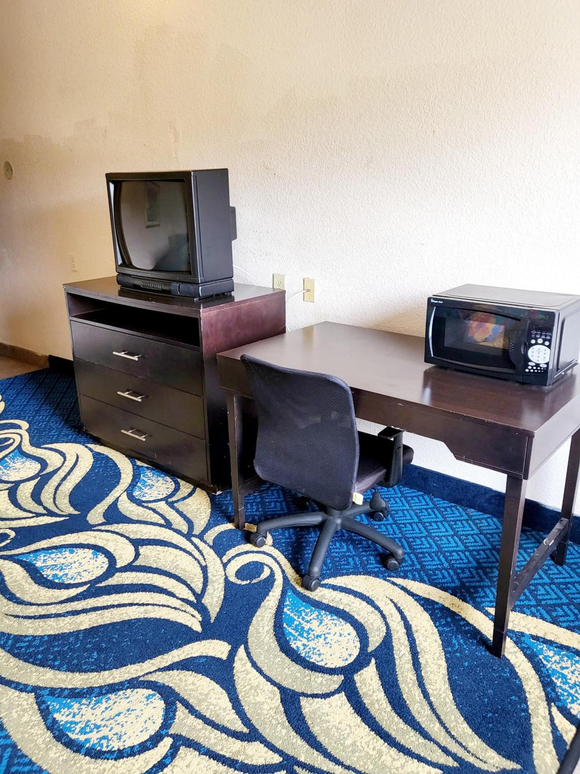 Metro Inn & Suites photo 16