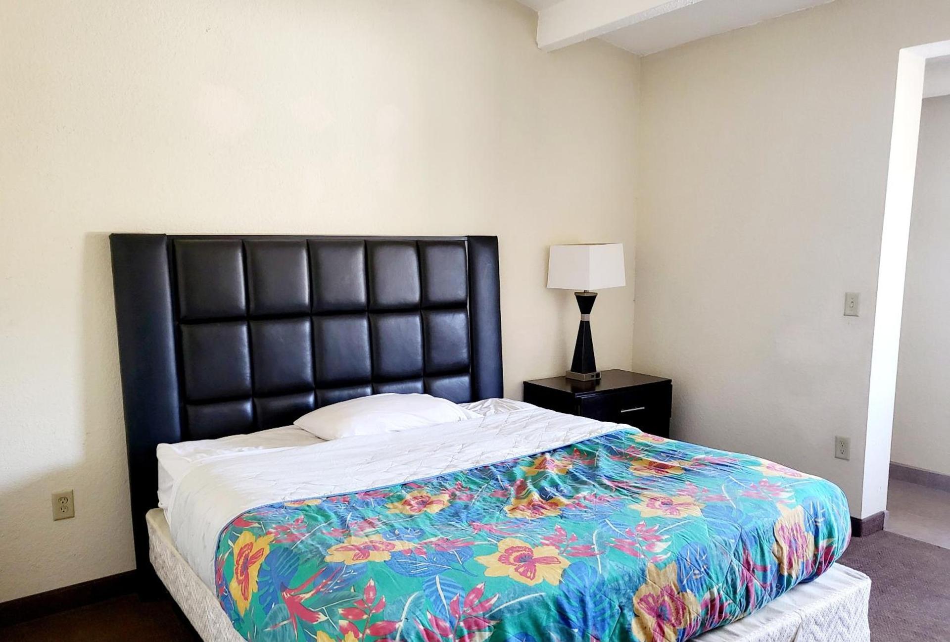 Metro Inn & Suites photo 20