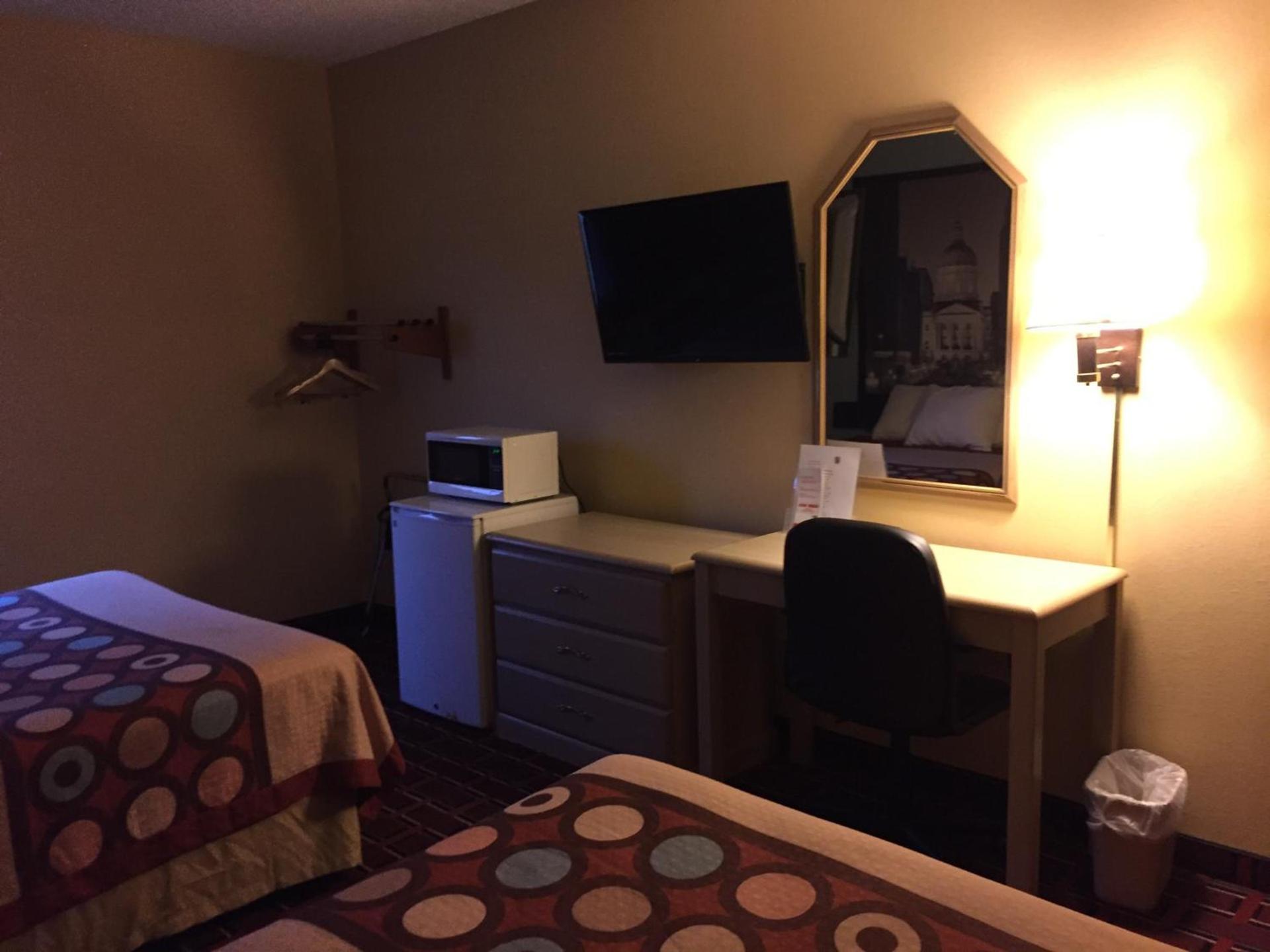Super 8 by Wyndham Martinsville photo 26