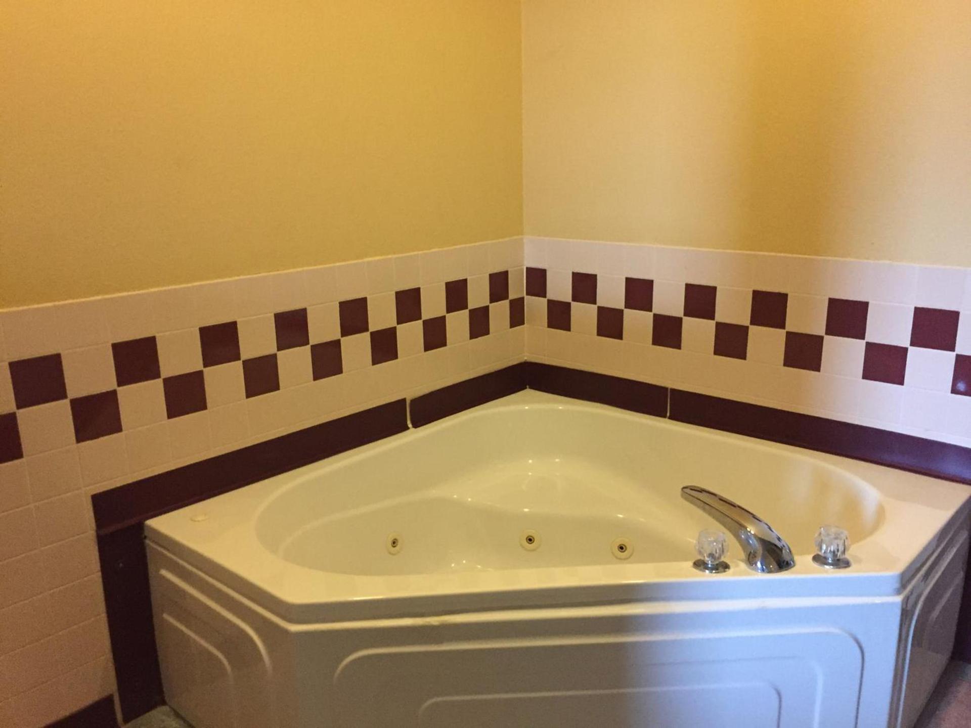 Super 8 by Wyndham Martinsville photo 27