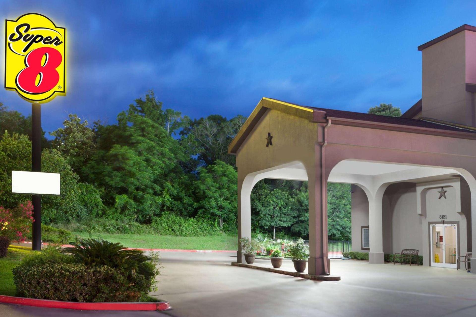Super 8 by Wyndham Huntsville — hotel in Huntsville