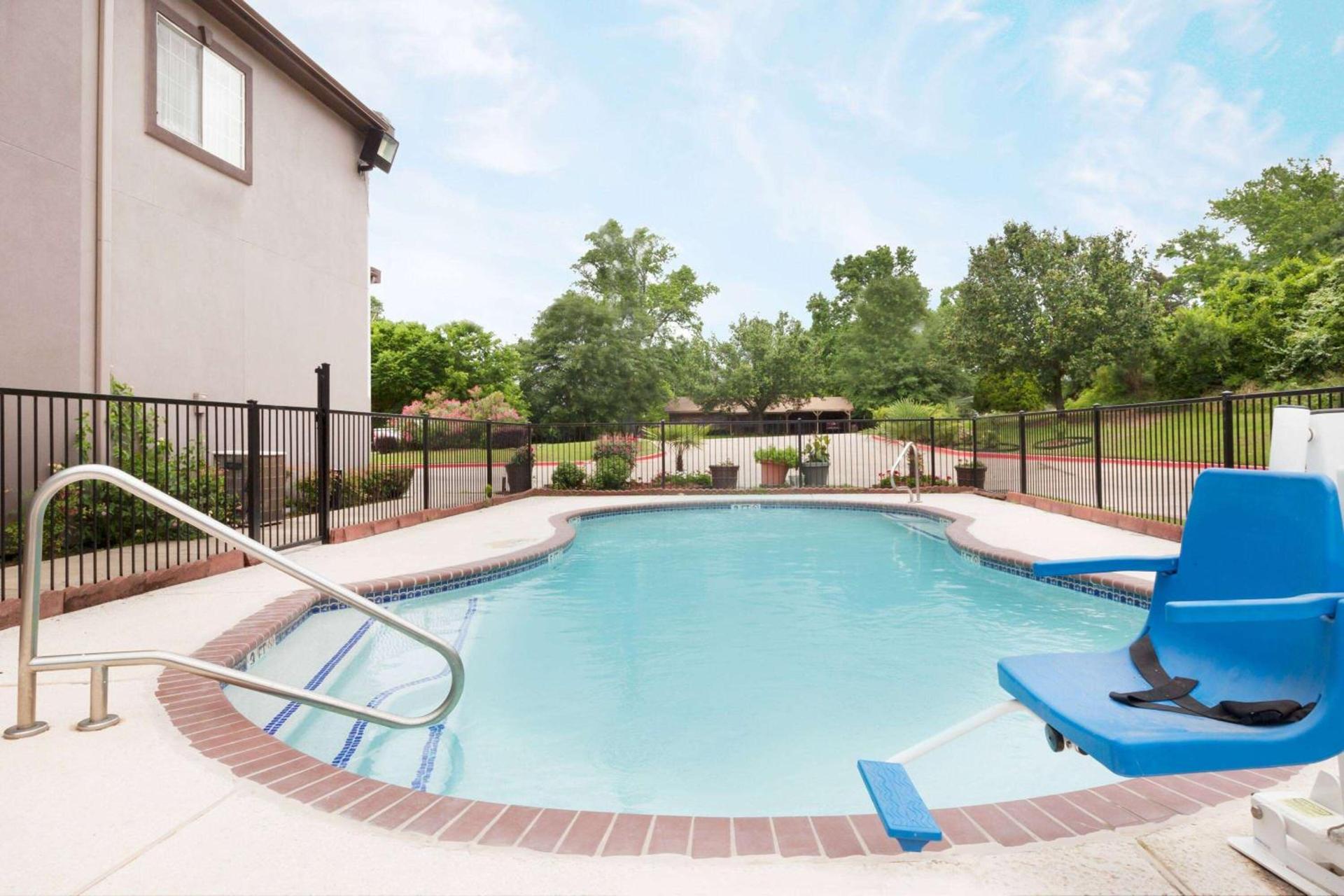 Super 8 by Wyndham Huntsville photo 3