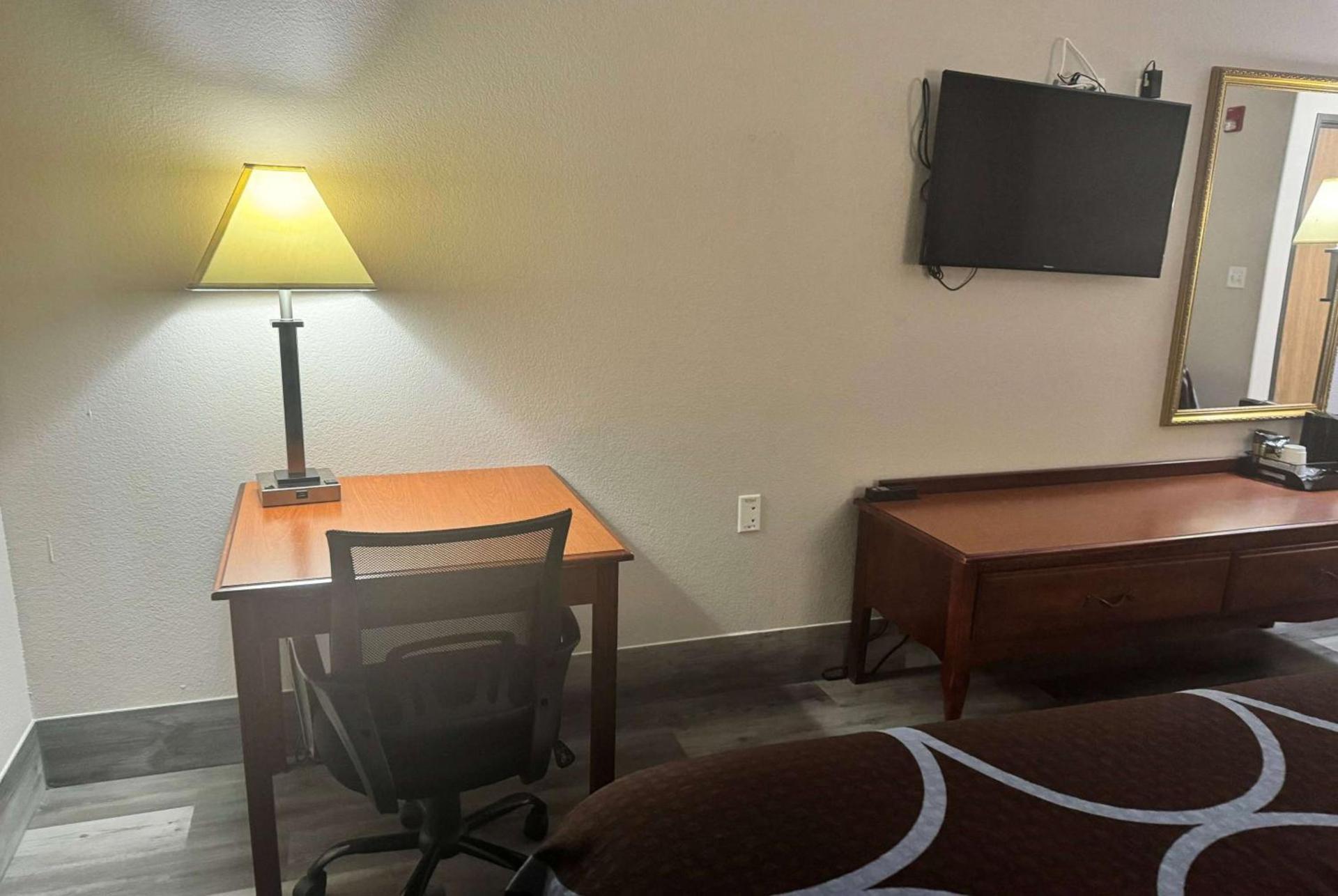 Super 8 by Wyndham Huntsville photo 16
