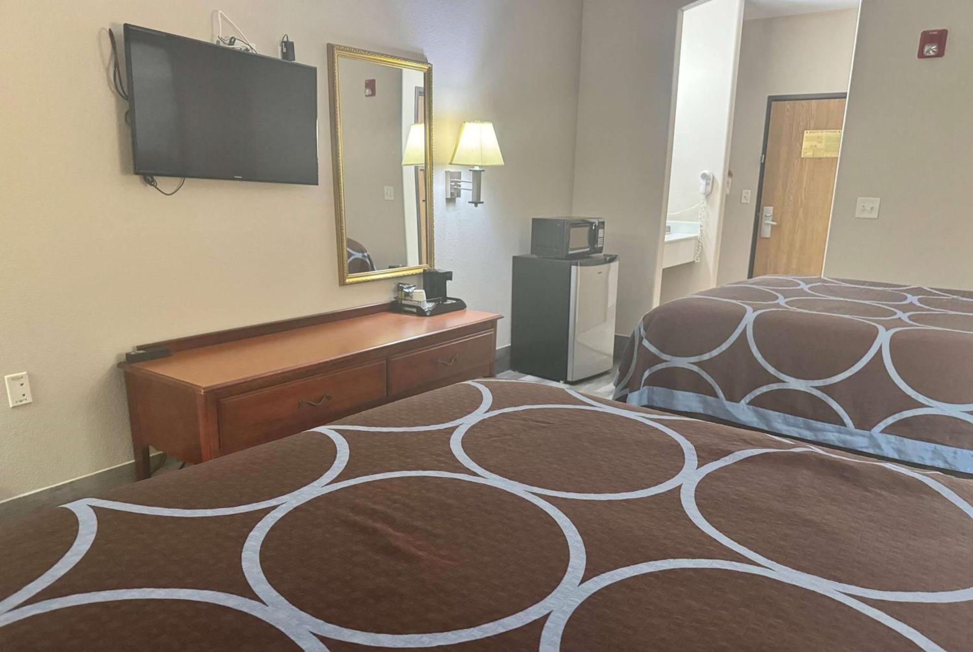 Super 8 by Wyndham Huntsville photo 17