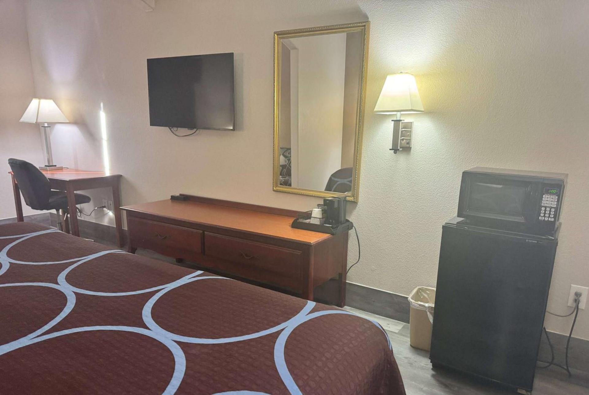 Super 8 by Wyndham Huntsville photo 19