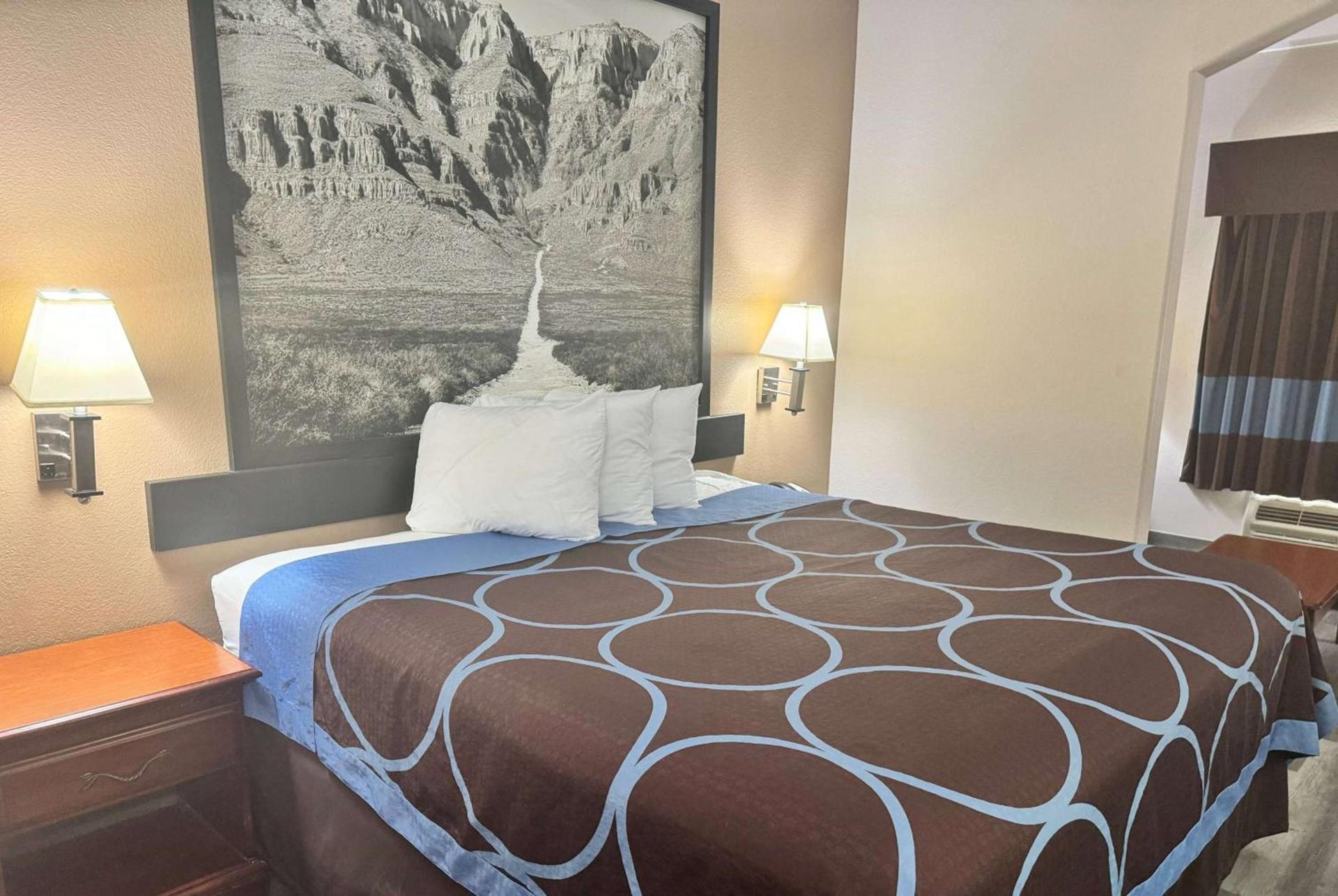 Super 8 by Wyndham Huntsville photo 21