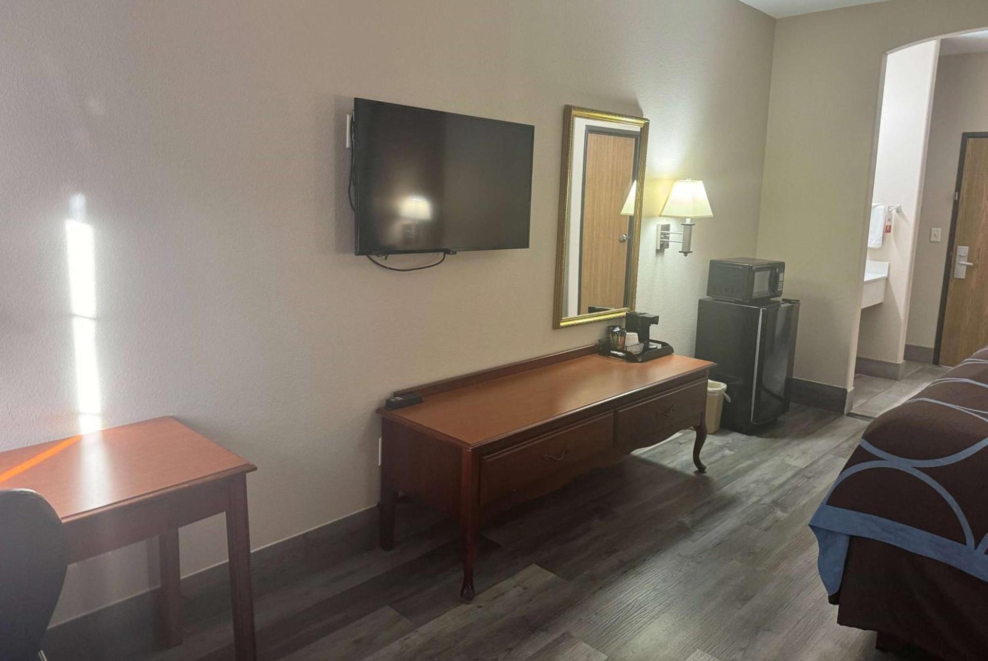 Super 8 by Wyndham Huntsville photo 22