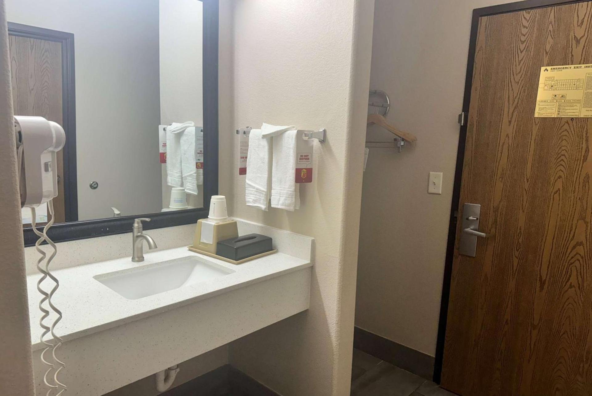 Super 8 by Wyndham Huntsville photo 26