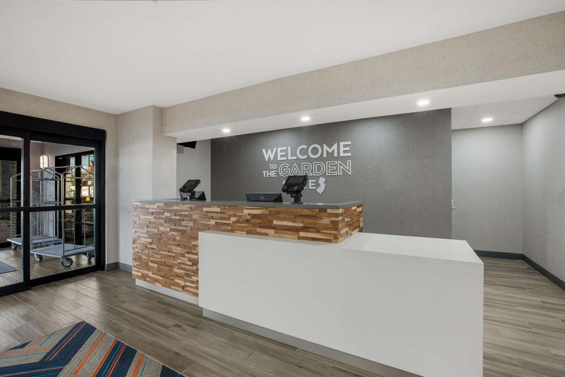 Hampton Inn Linden photo 2