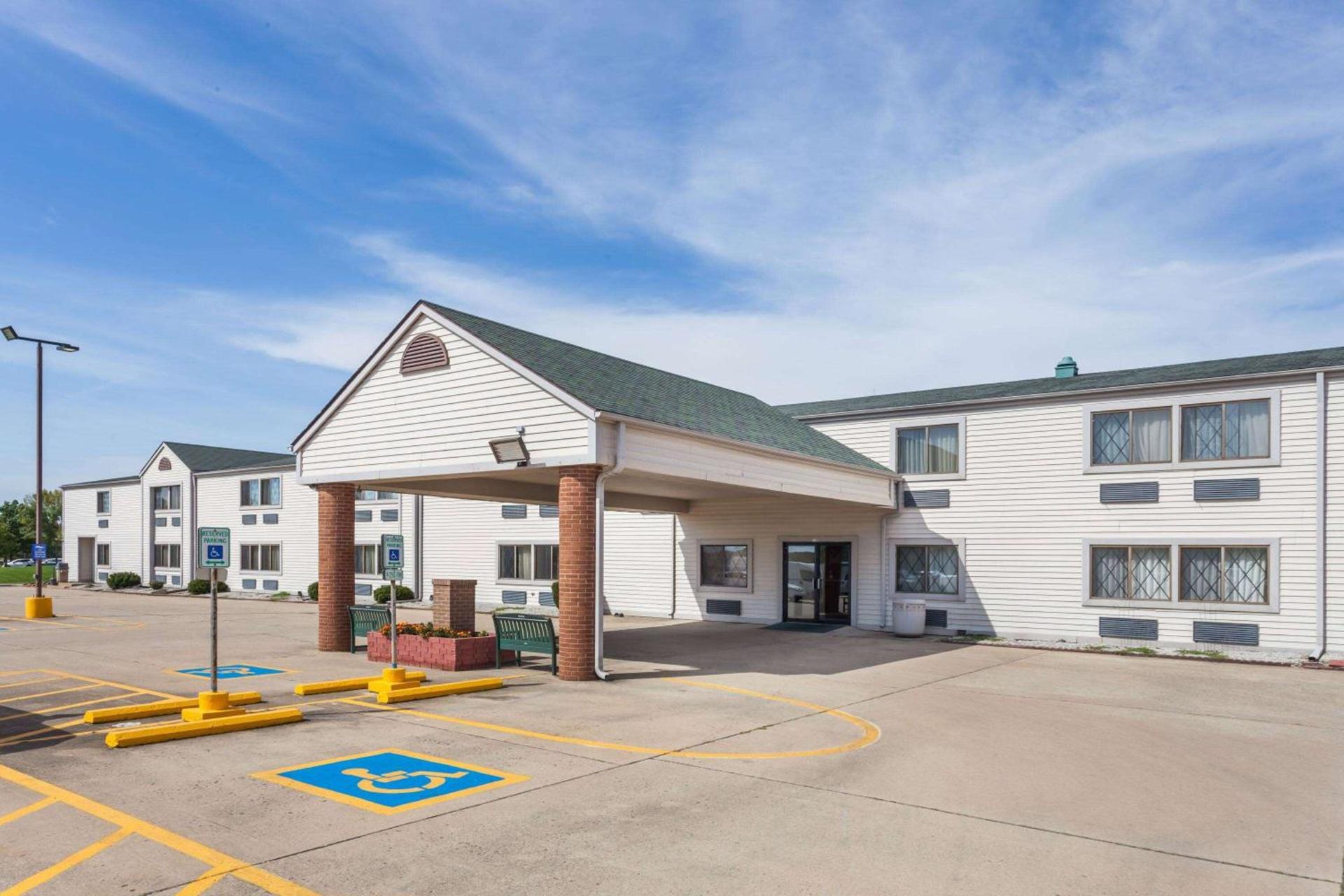 Baymont by Wyndham Decatur photo 2