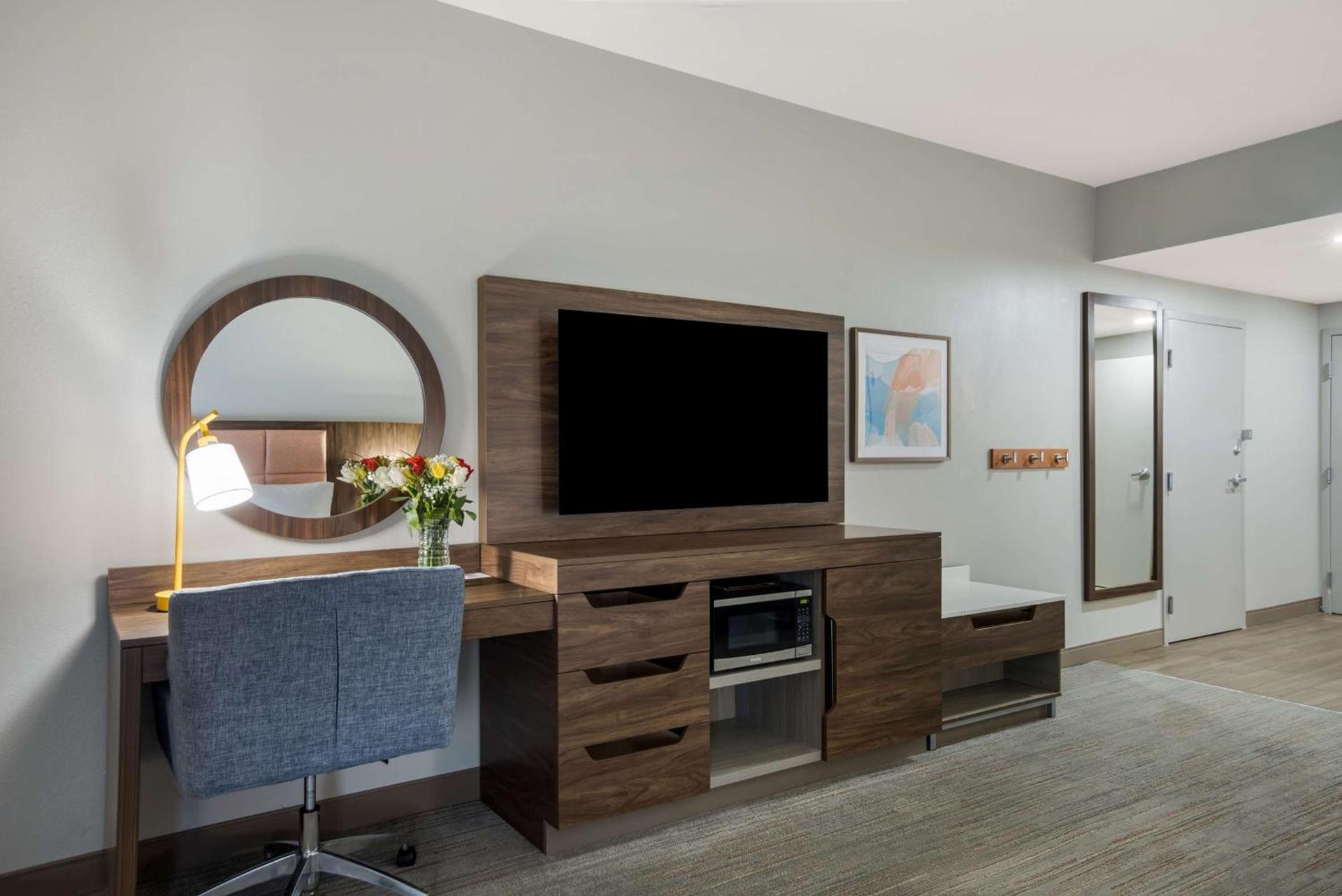 Hampton Inn Linden photo 13