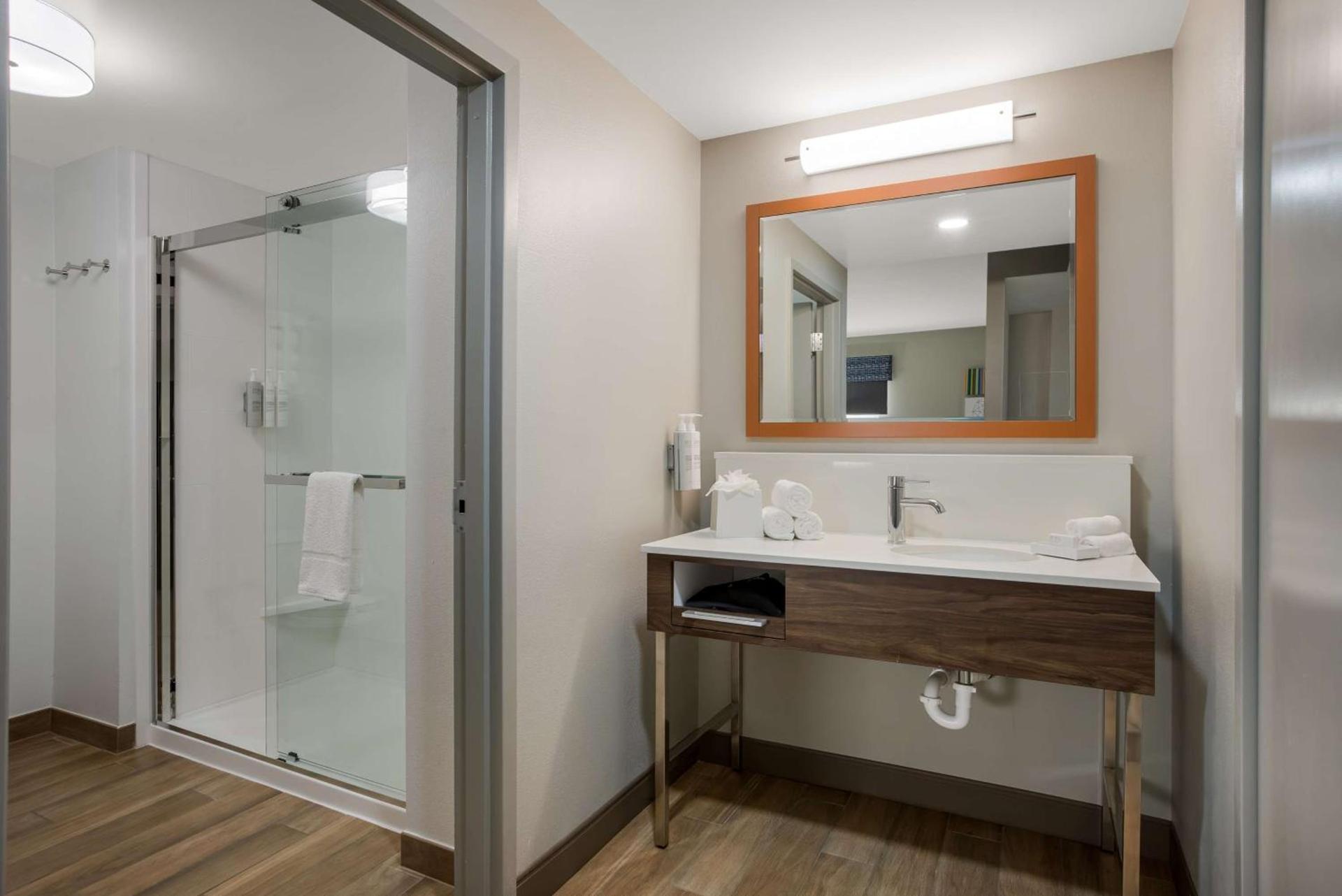Hampton Inn Linden photo 25