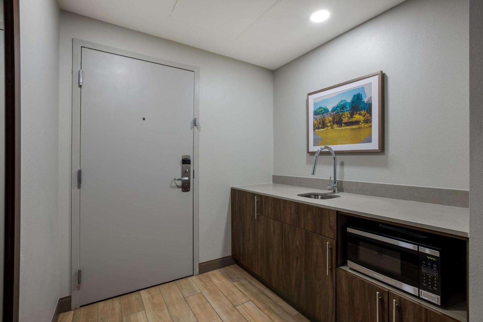 Hampton Inn Linden photo 36
