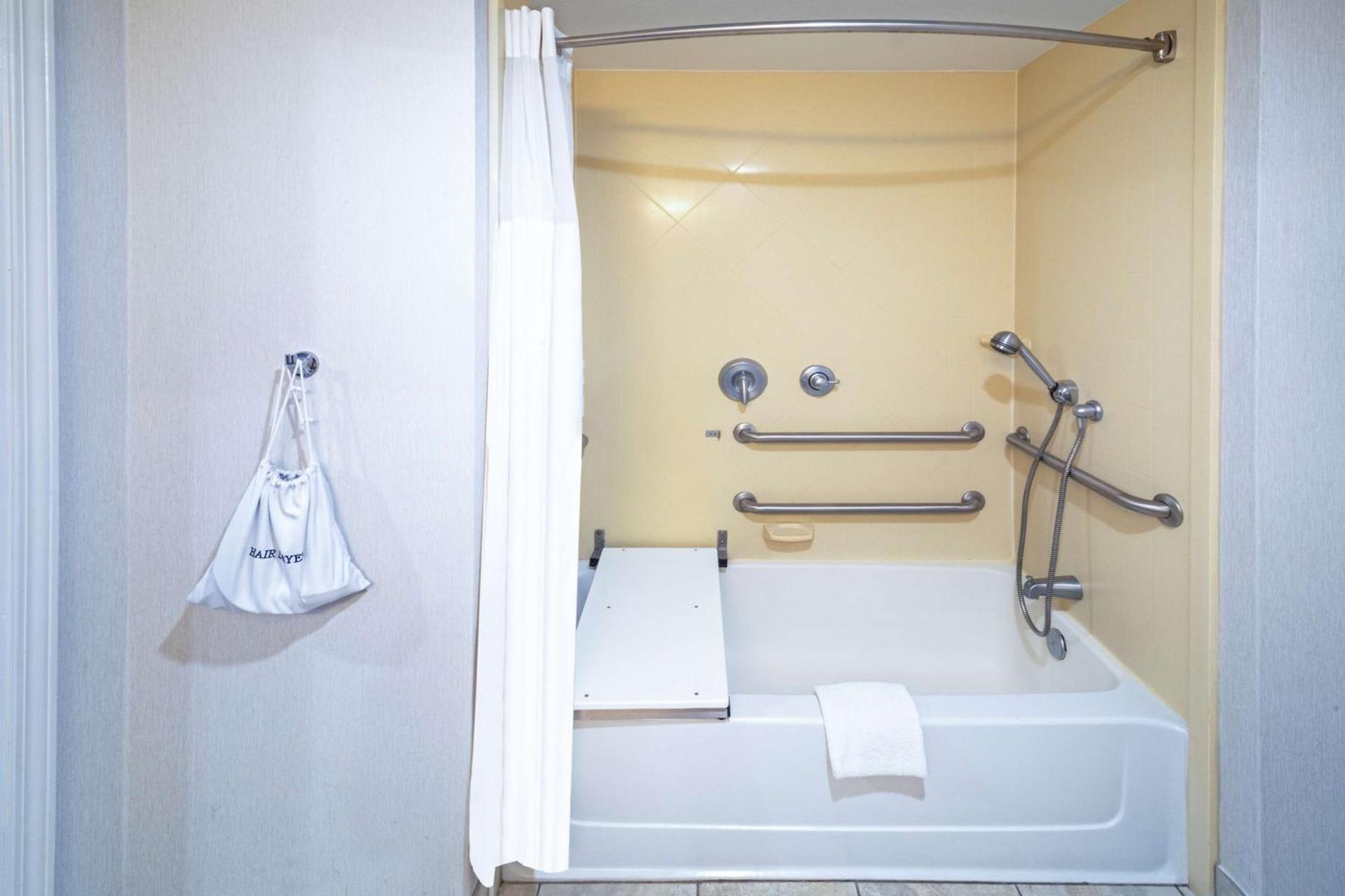 Hampton Inn Miami, Oklahoma photo 18
