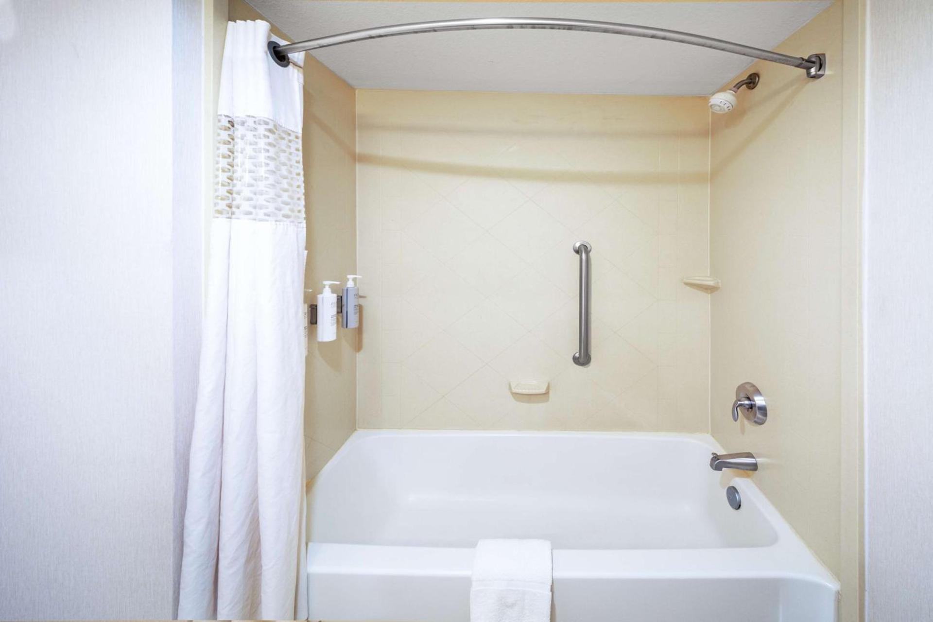 Hampton Inn Miami, Oklahoma photo 41