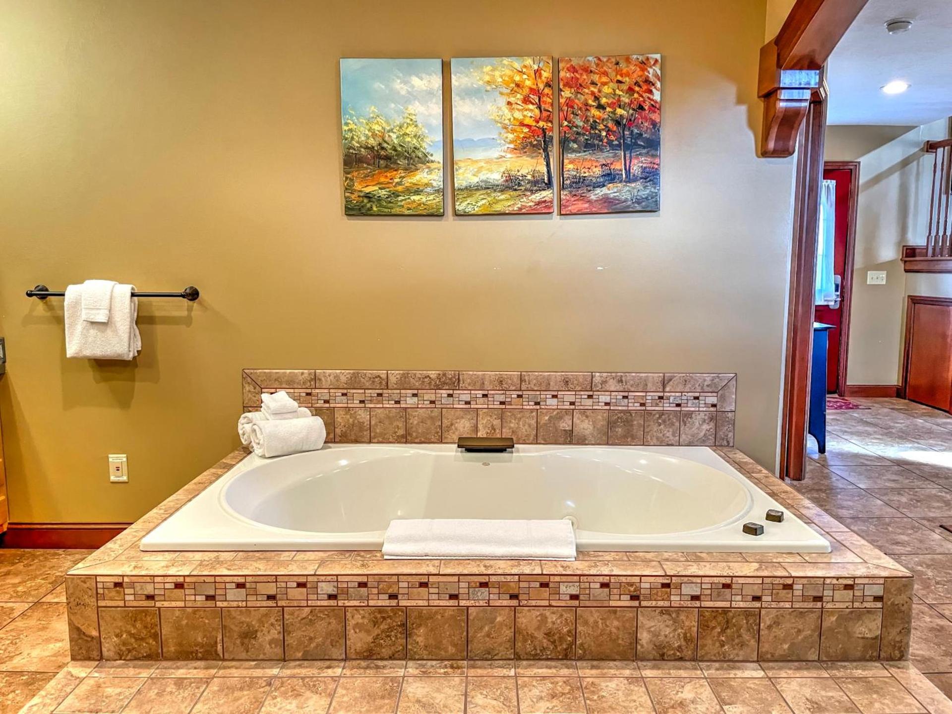 Premier Cottages by Amish Country Lodging photo 2
