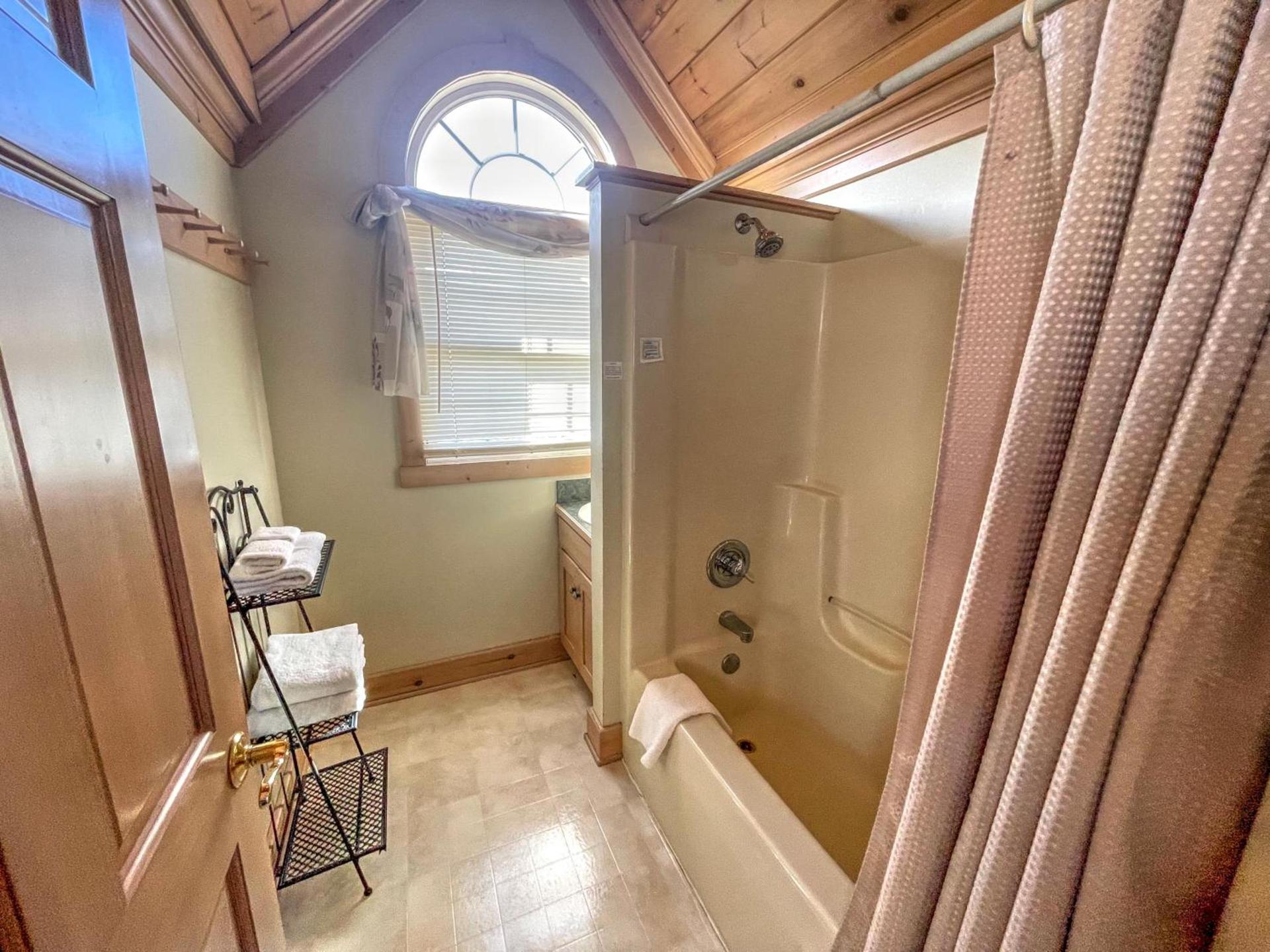Premier Cottages by Amish Country Lodging photo 29