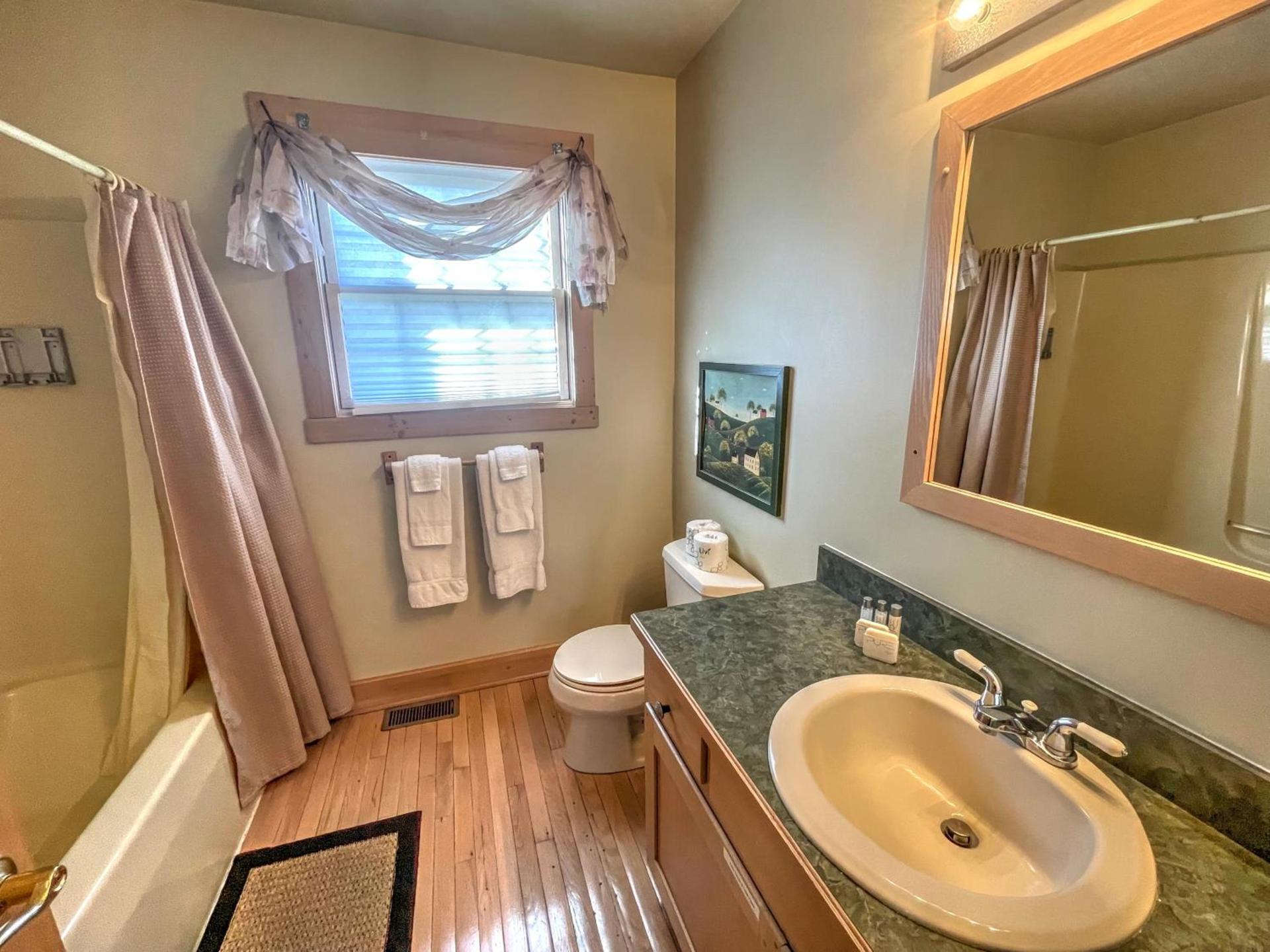 Premier Cottages by Amish Country Lodging photo 28