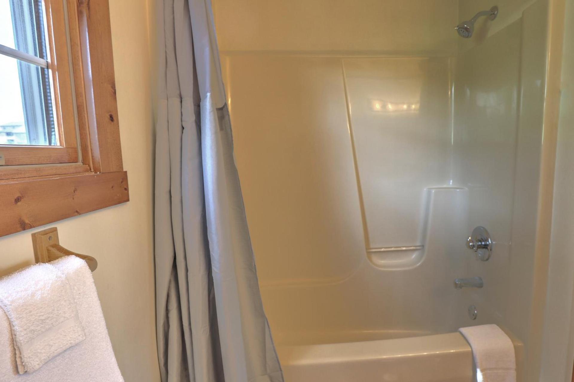 Premier Cottages by Amish Country Lodging photo 41