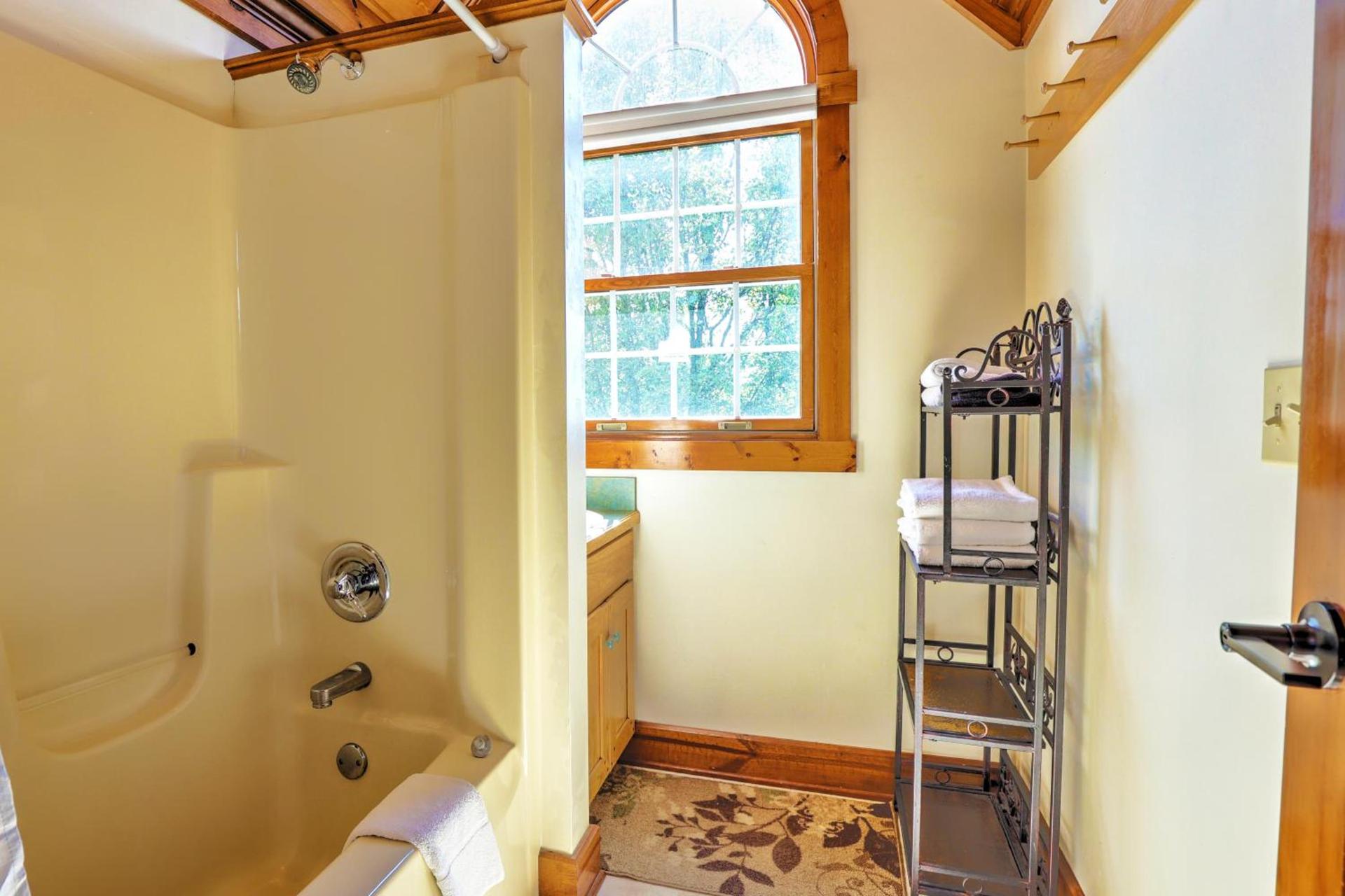 Premier Cottages by Amish Country Lodging photo 45