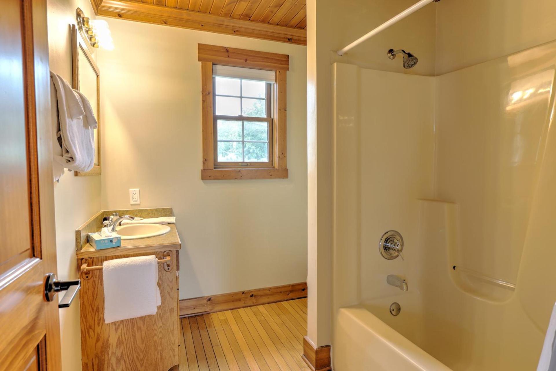 Premier Cottages by Amish Country Lodging photo 63