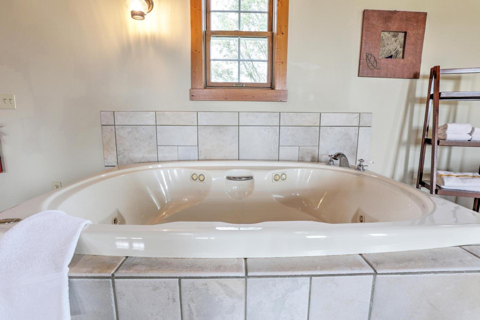 Premier Cottages by Amish Country Lodging photo 73
