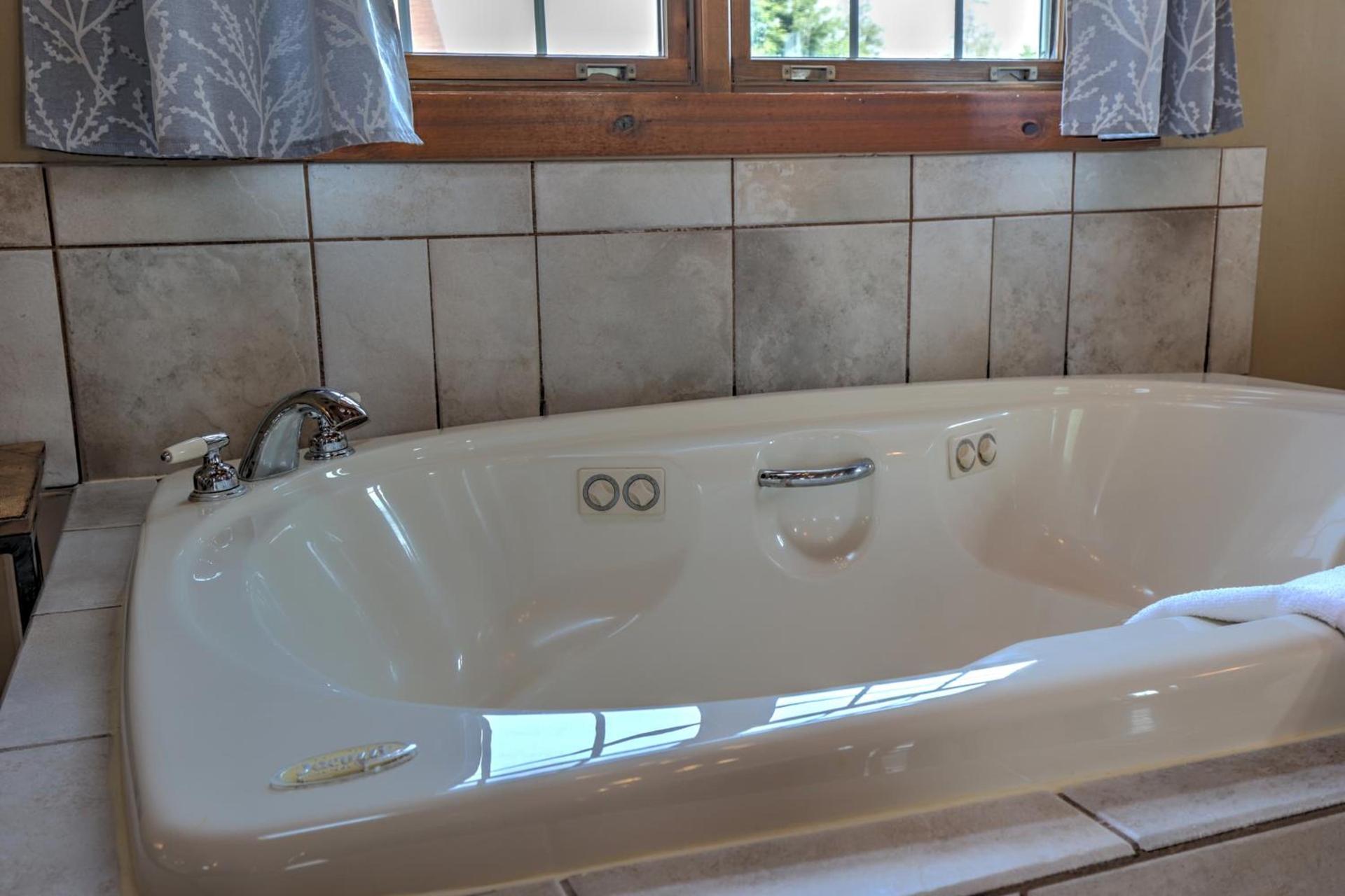 Premier Cottages by Amish Country Lodging photo 84