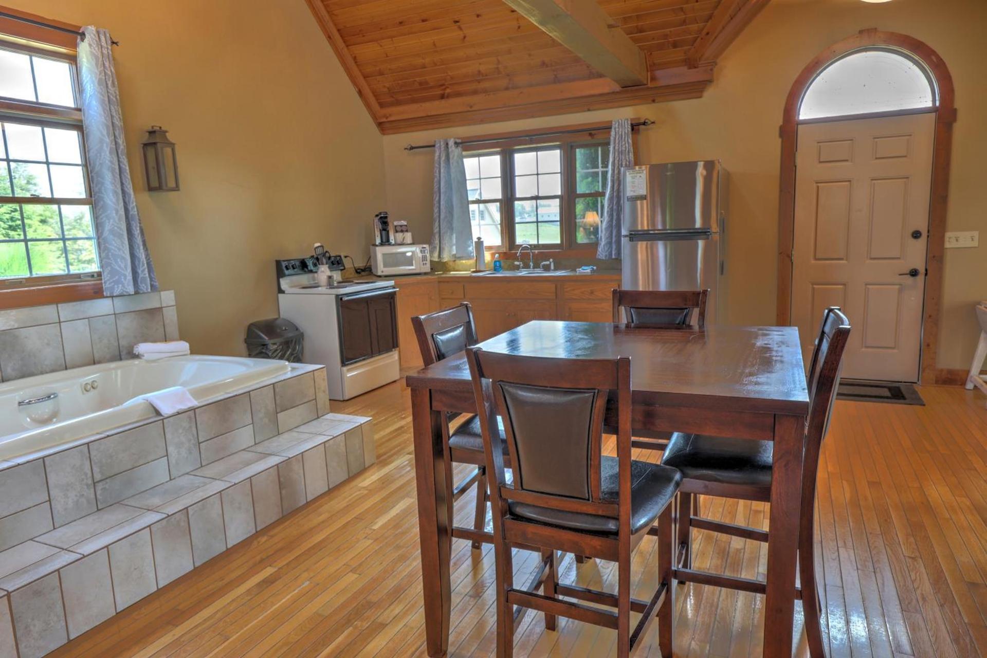 Premier Cottages by Amish Country Lodging photo 80