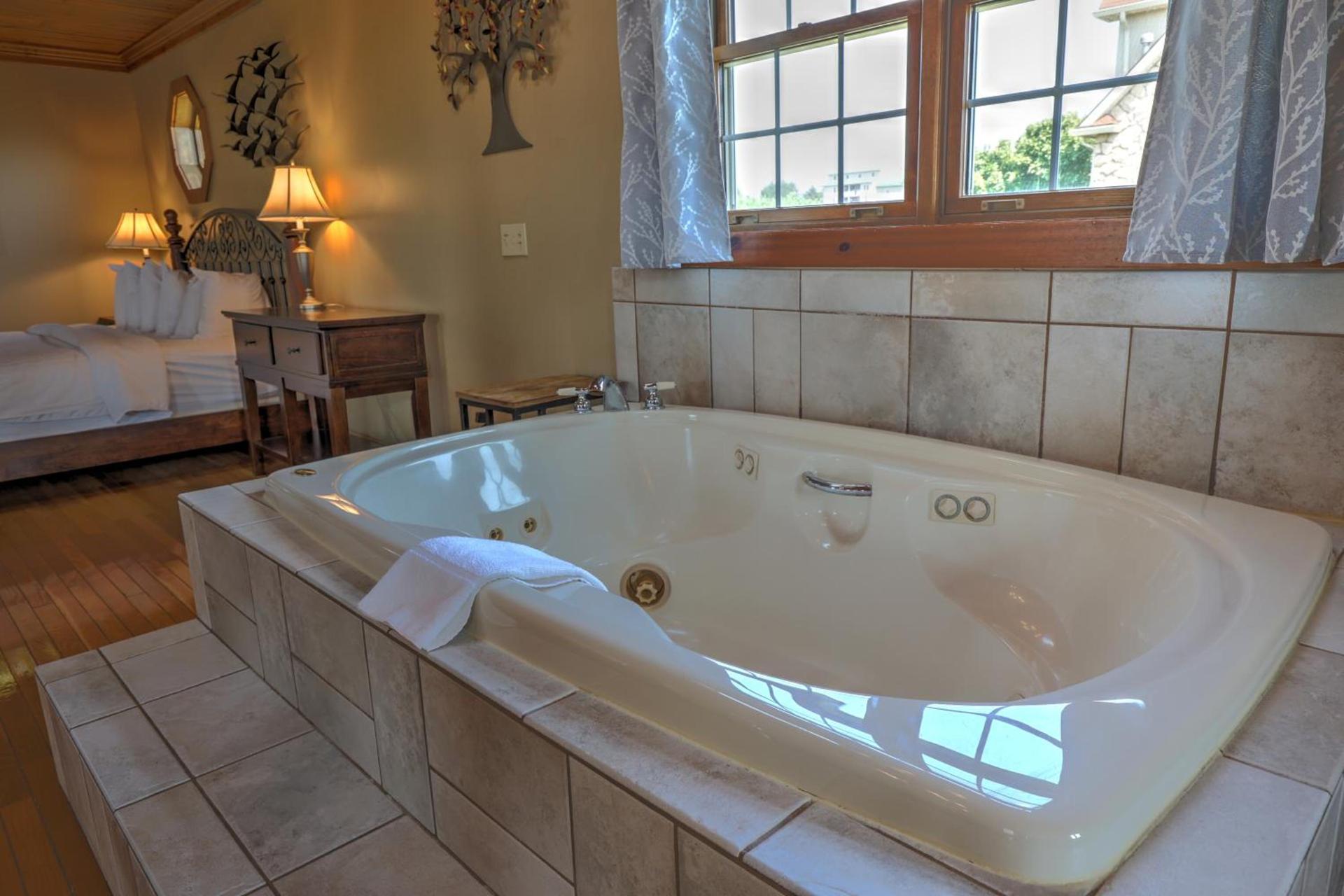 Premier Cottages by Amish Country Lodging photo 90