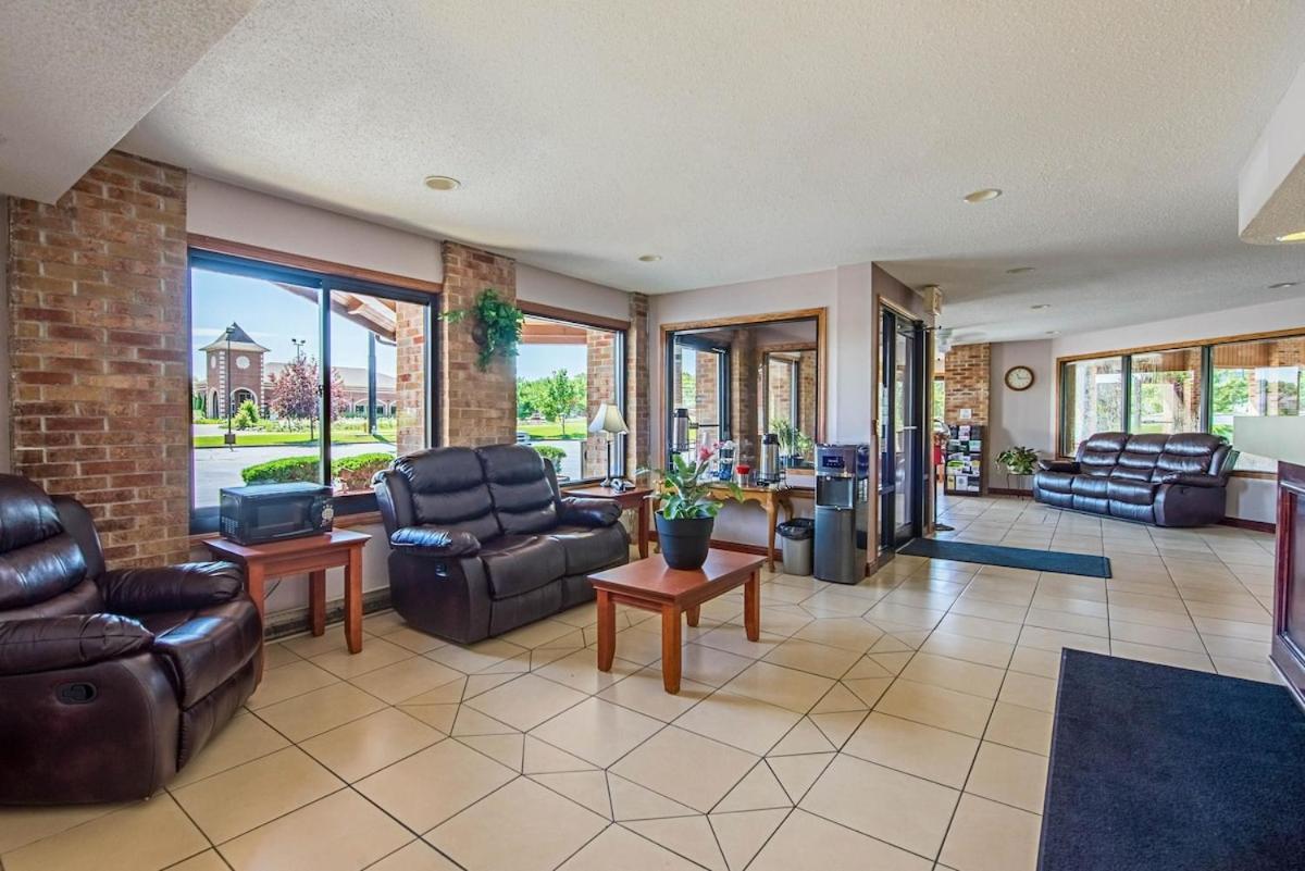 Royal Inn Suites photo 12