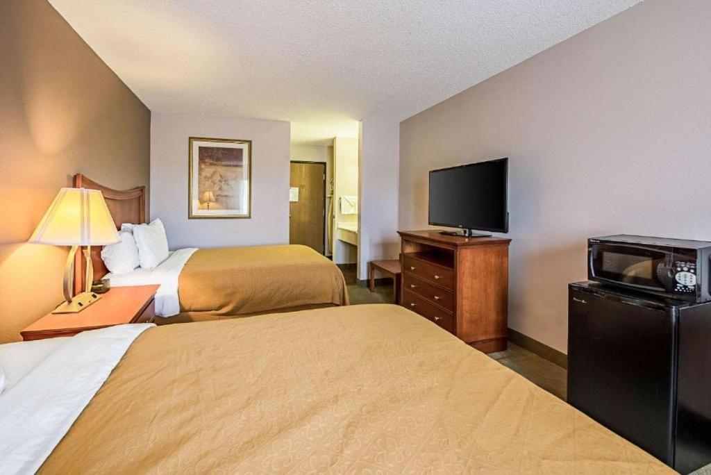 Royal Inn Suites photo 27