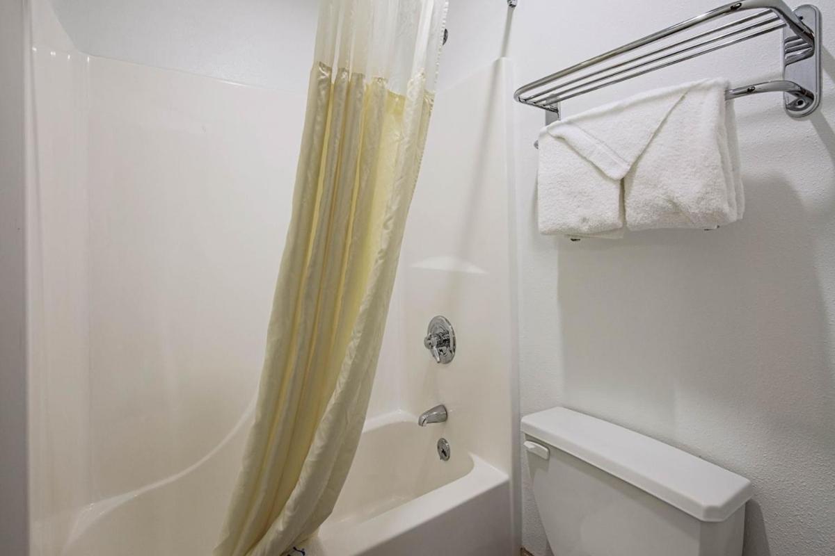 Royal Inn Suites photo 5