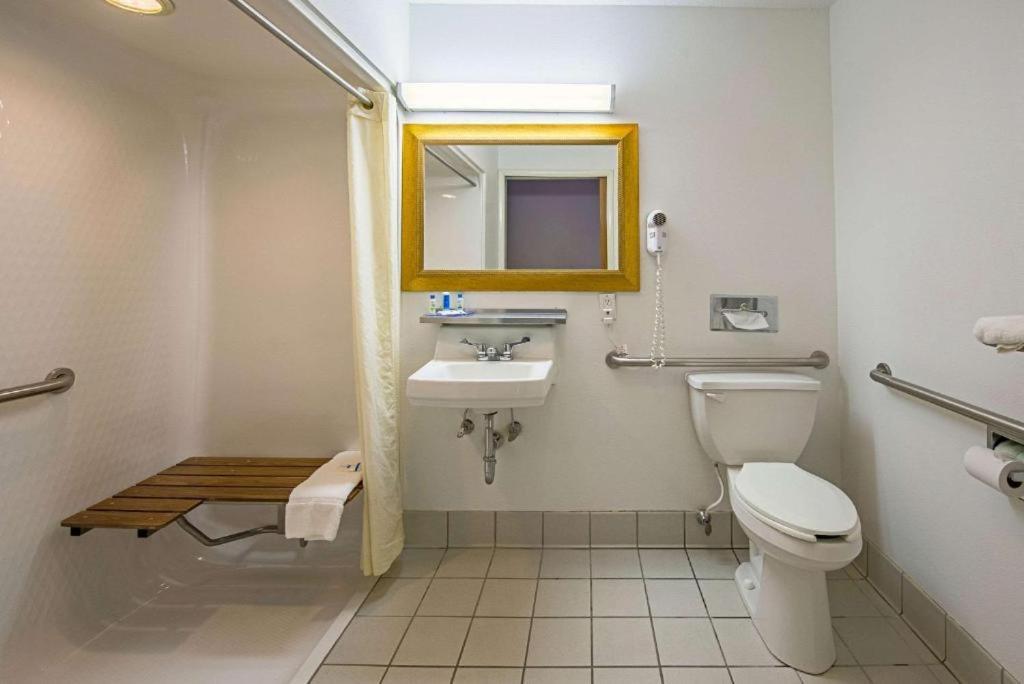 Royal Inn Suites photo 6