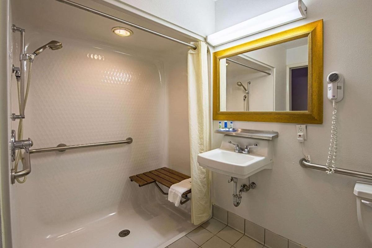 Royal Inn Suites photo 7