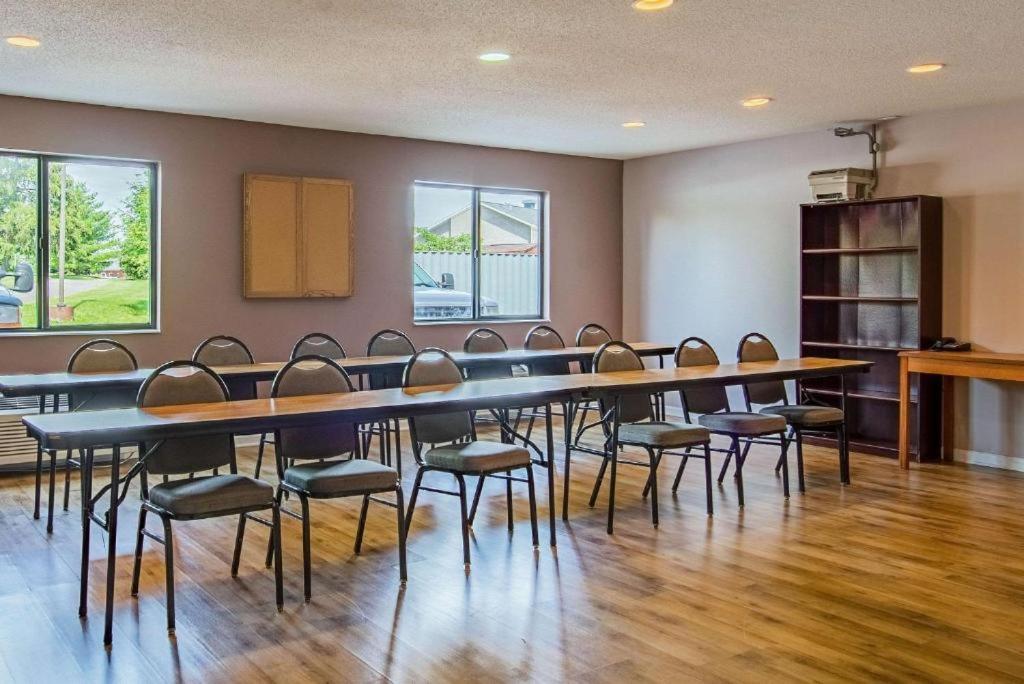 Royal Inn Suites photo 8