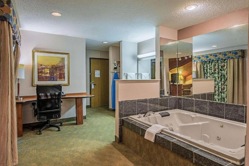 Royal Inn Suites photo 29