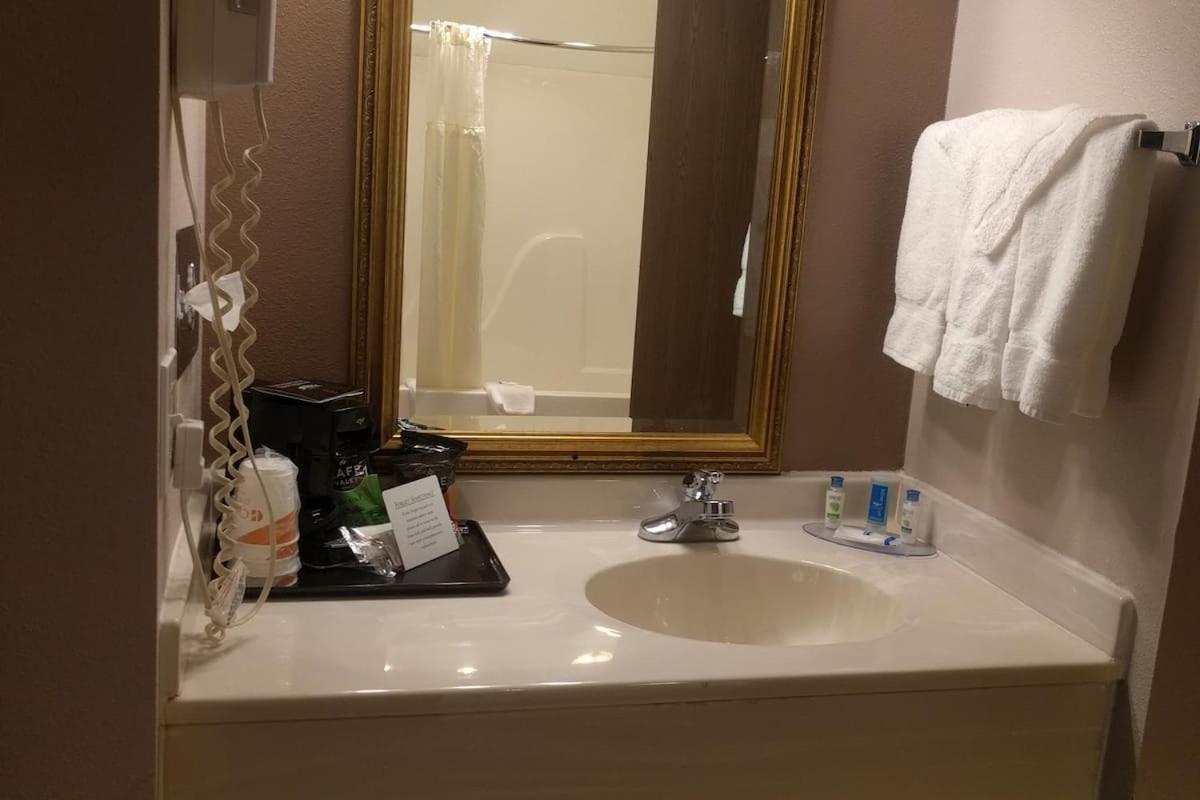 Royal Inn Suites photo 11