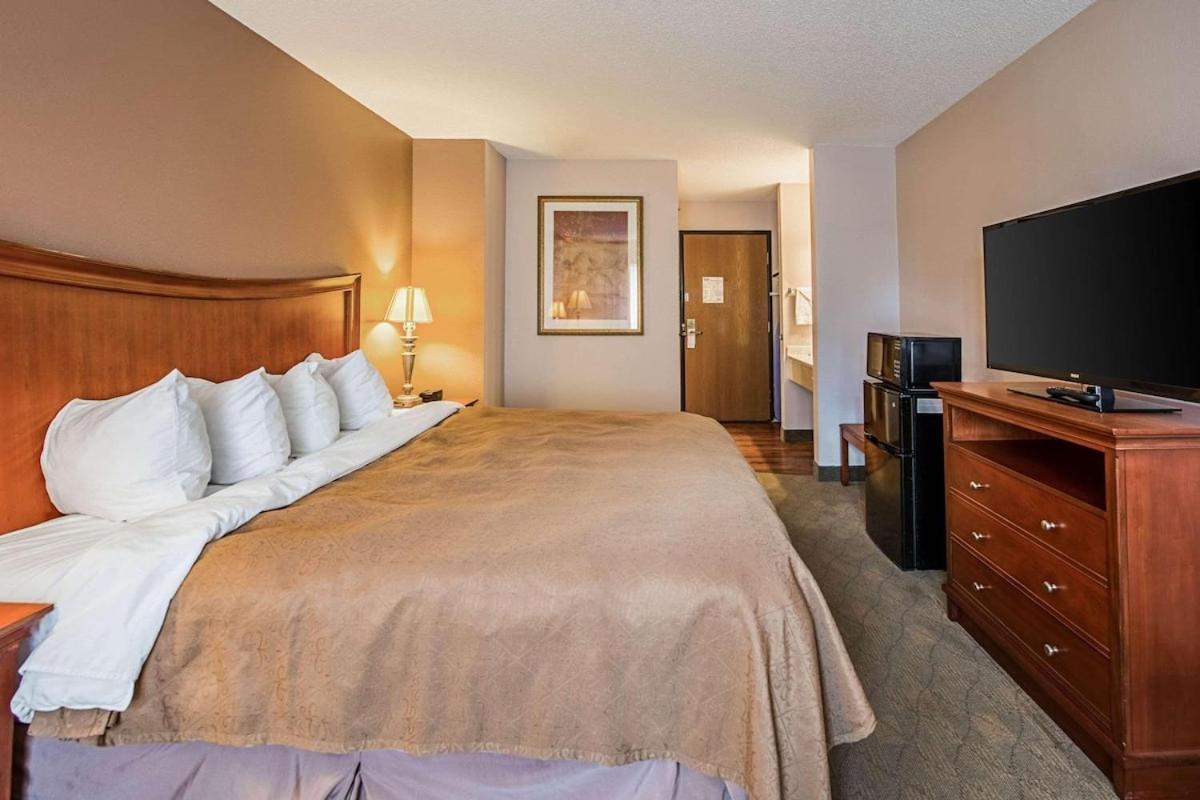 Royal Inn Suites photo 34