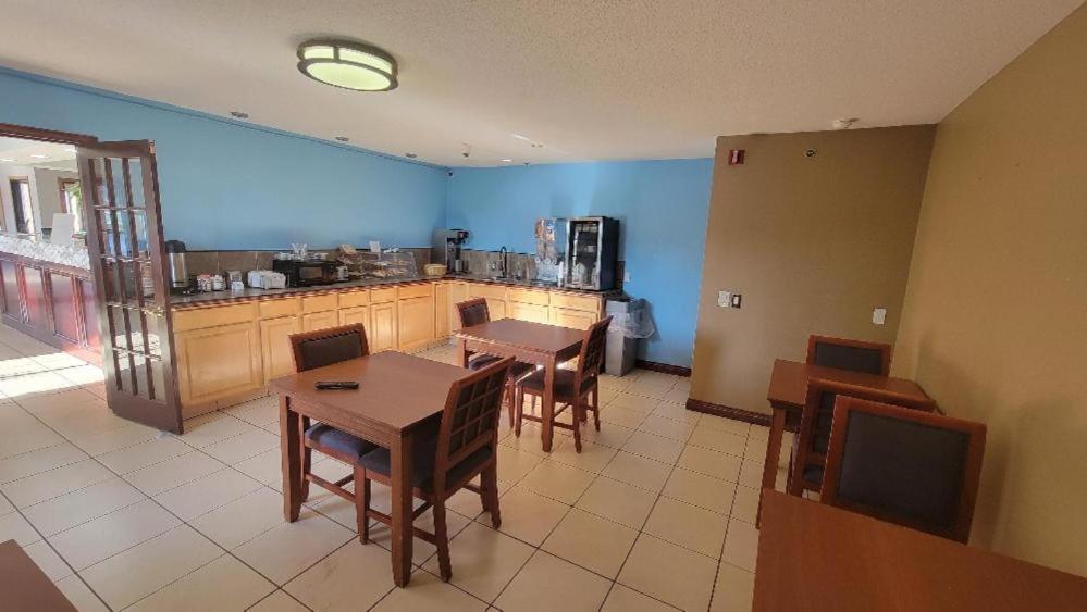 Royal Inn Suites photo 33
