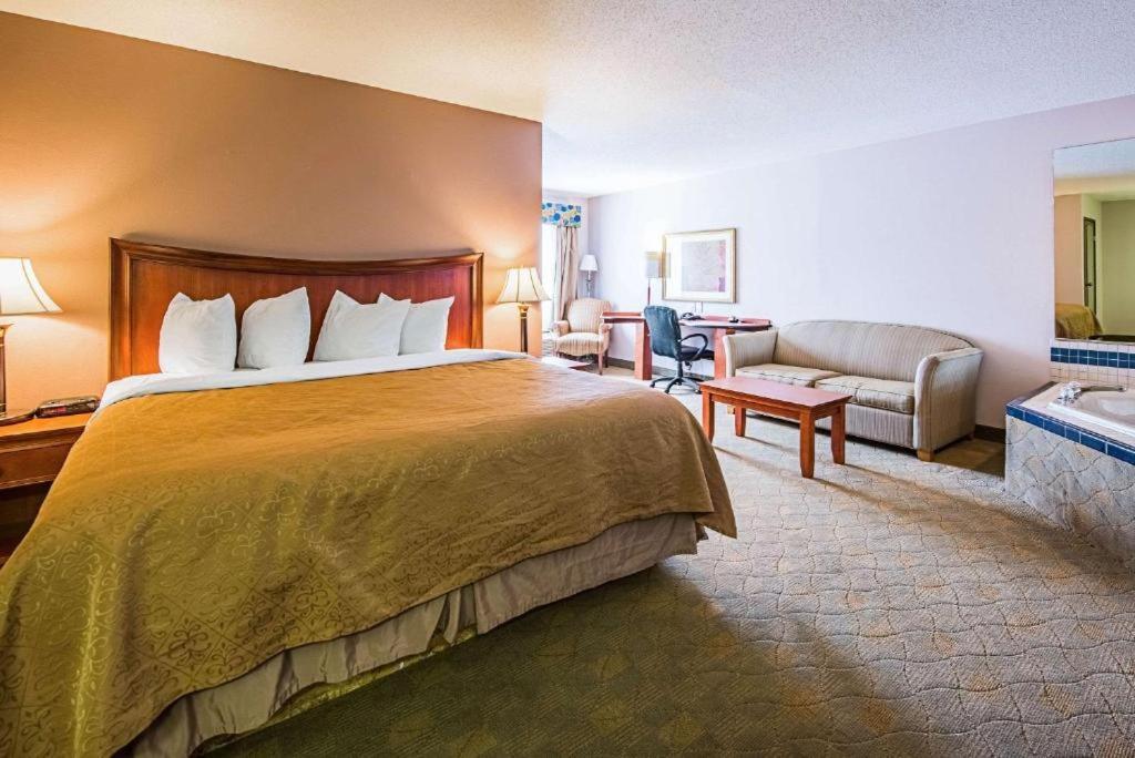 Royal Inn Suites photo 28