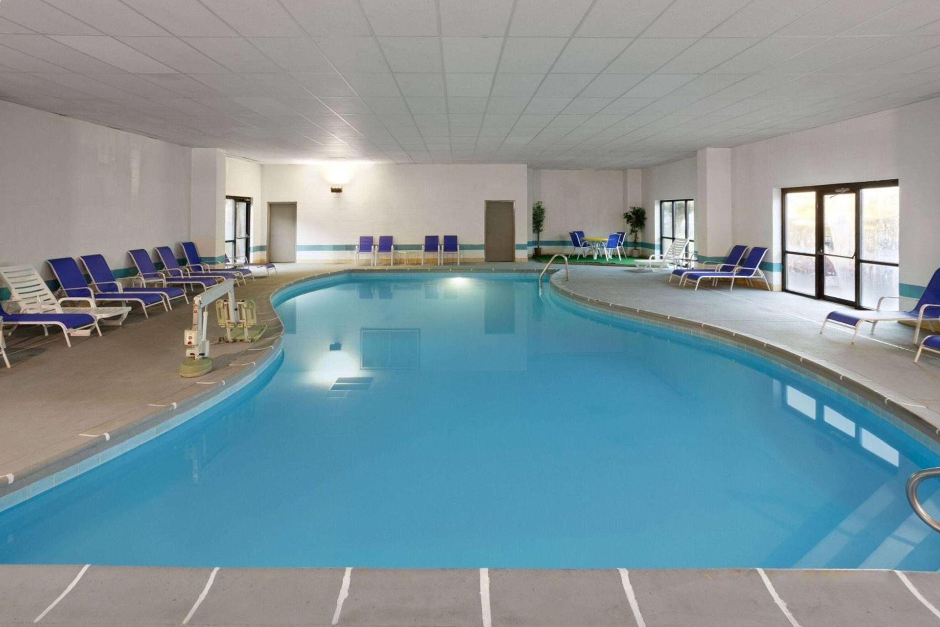 Days Inn & Suites by Wyndham Northwest Indianapolis photo 4