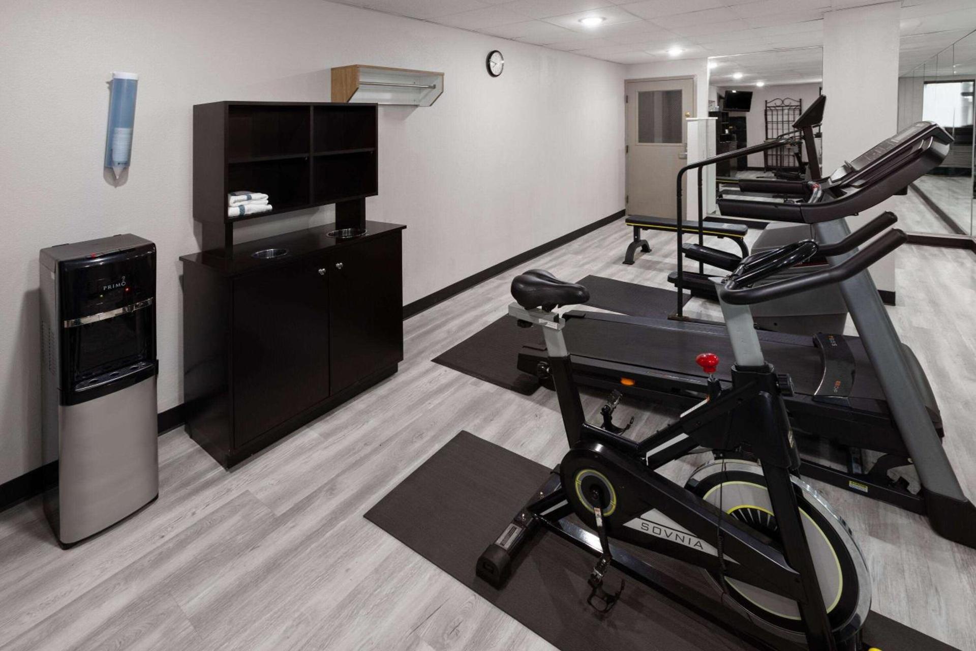 Days Inn & Suites by Wyndham Northwest Indianapolis photo 6
