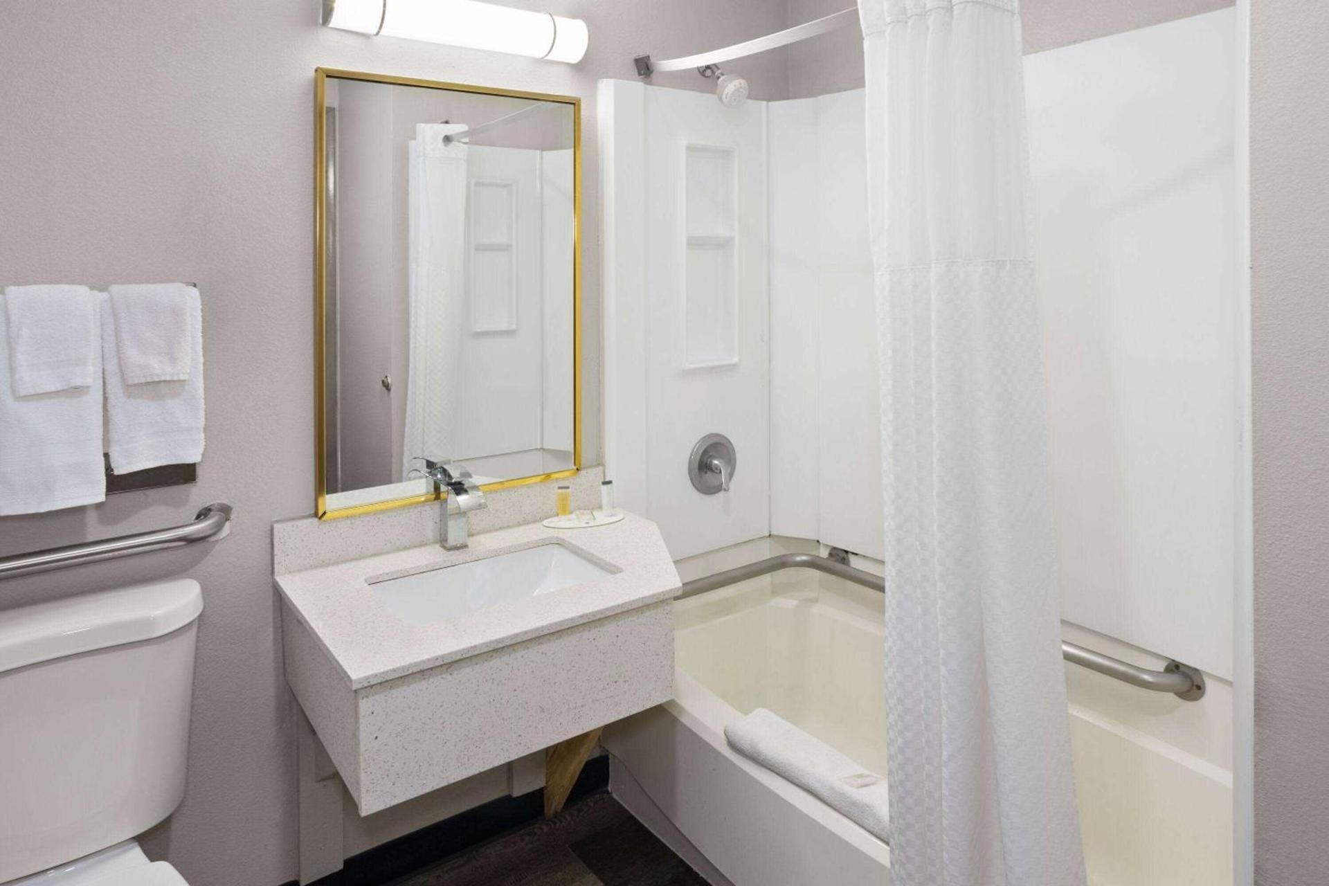 Days Inn & Suites by Wyndham Northwest Indianapolis photo 8
