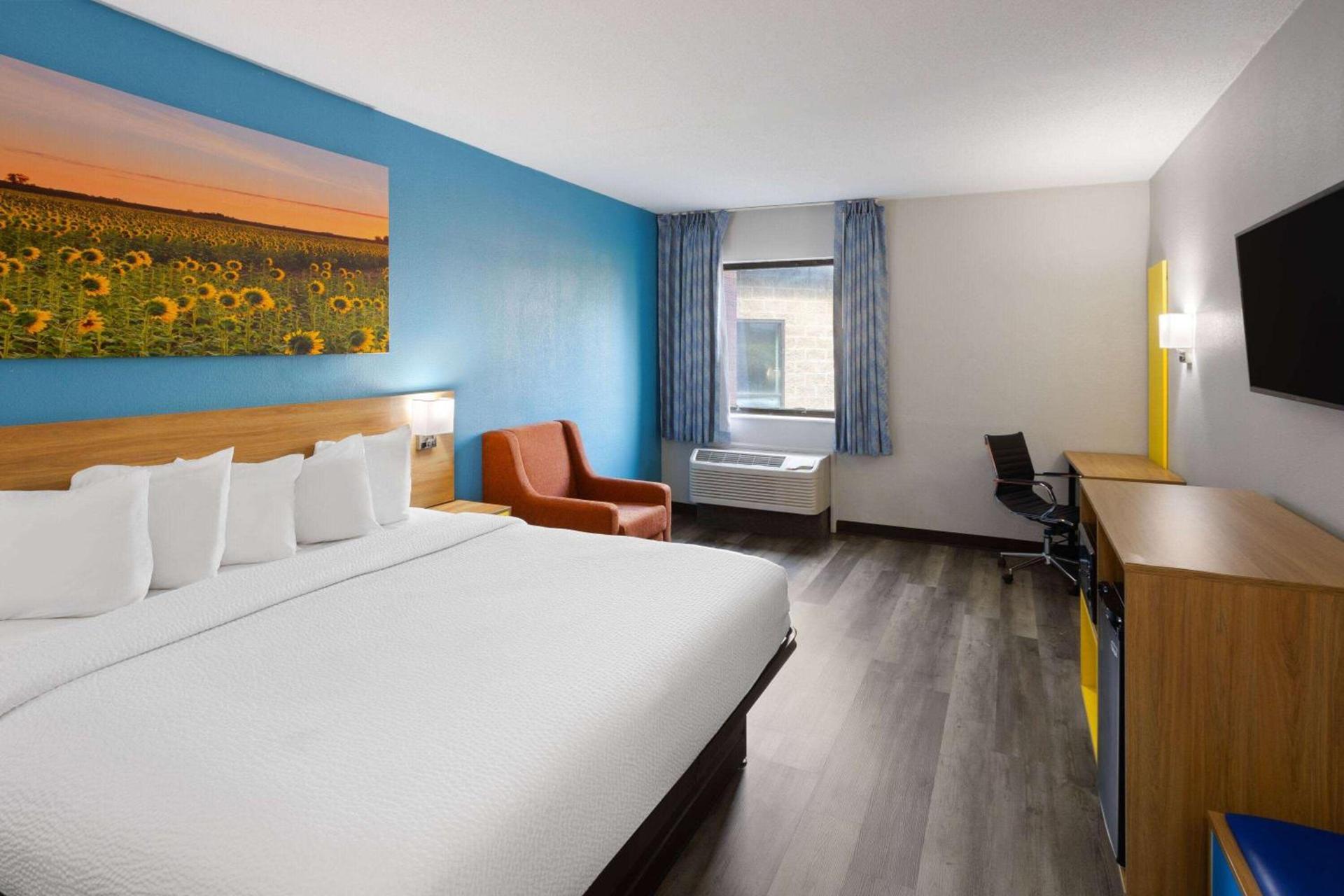 Days Inn & Suites by Wyndham Northwest Indianapolis photo 11