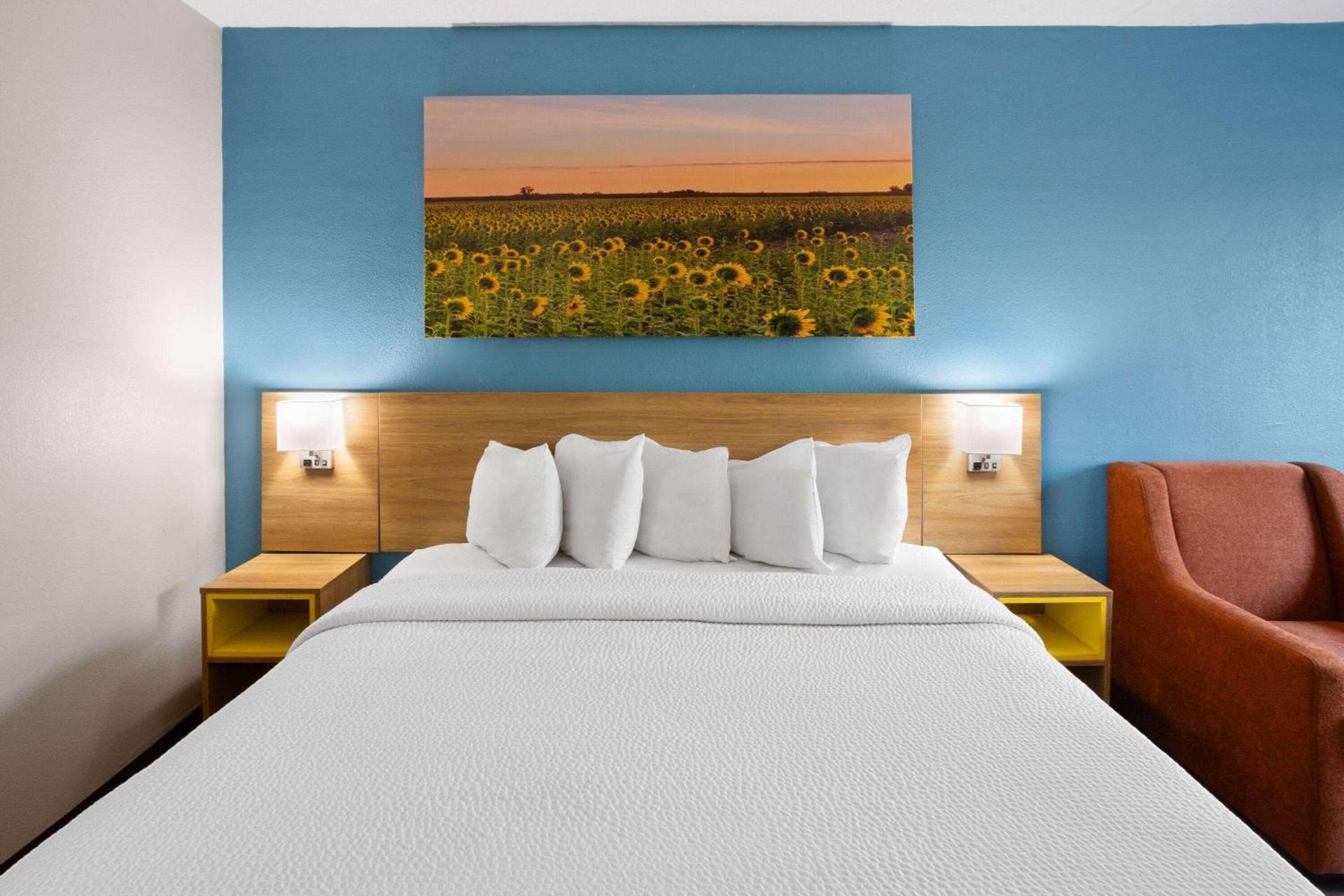 Days Inn & Suites by Wyndham Northwest Indianapolis photo 12